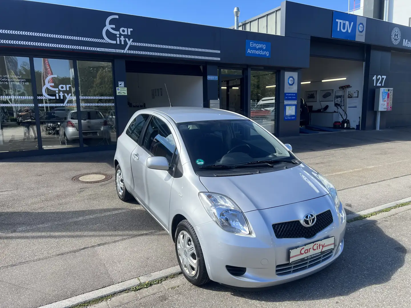 Toyota Yaris Sol Grau - 2