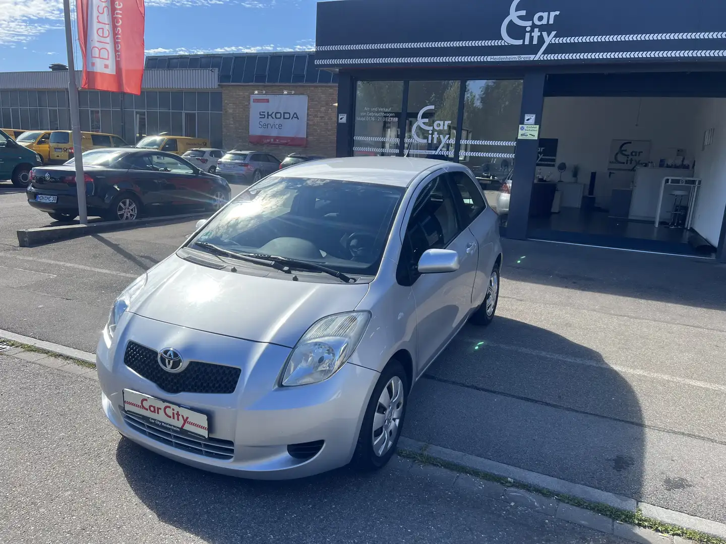 Toyota Yaris Sol Grau - 1