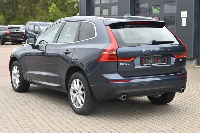 Volvo XC60 view 3