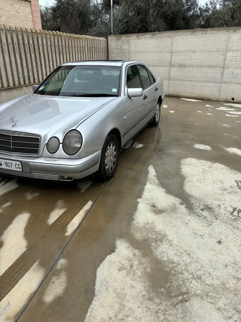 Mercedes-Benz E 200 E 200 cat Classic Argintiu - 2