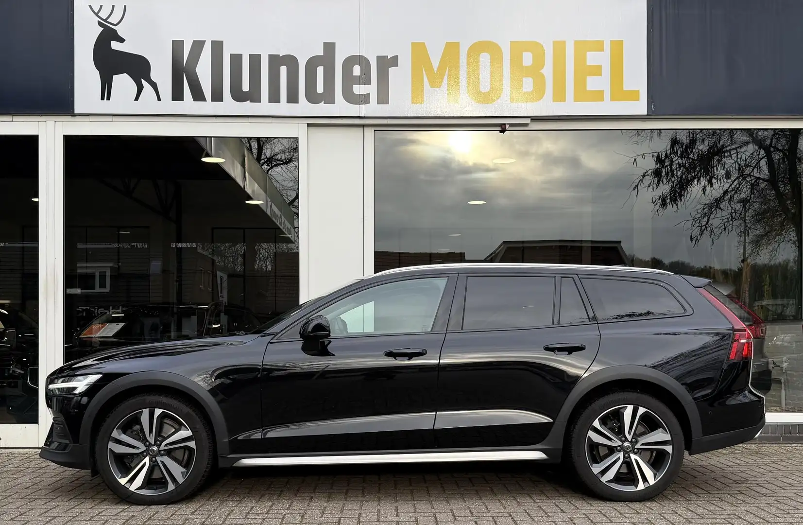 Volvo V60 Cross Country 2.0 B5 AWD |360° Camera|HarmanKardon|Leder| Zwart - 2