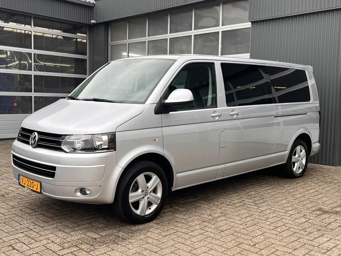 Volkswagen T5 Transporter 2.0 TDI L2H1 4Motion DC Automaat 2xSchuifdeur Airc Zilver - 2