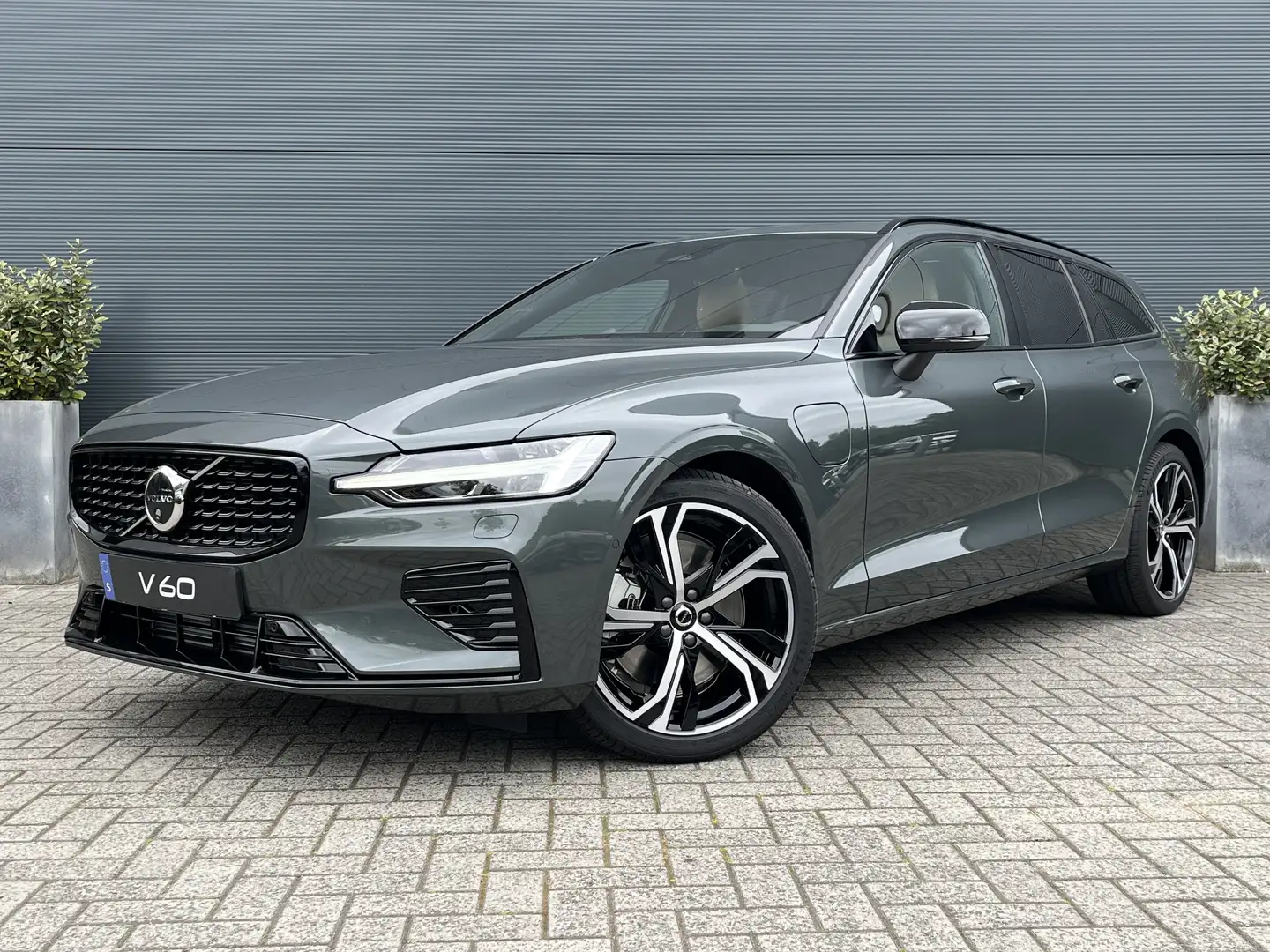 Volvo V60 T6 Plug-In Hybrid Ultra Dark | Bowers & Wilkins | Zelená - 1