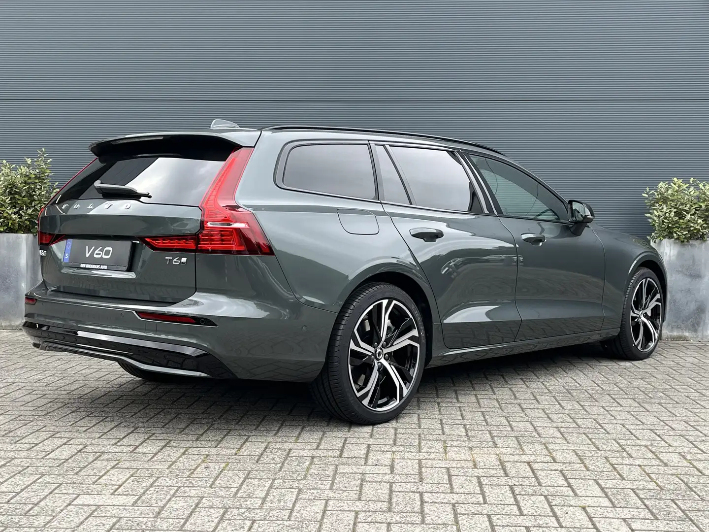 Volvo V60 T6 Plug-In Hybrid Ultra Dark | Bowers & Wilkins | Zelená - 2