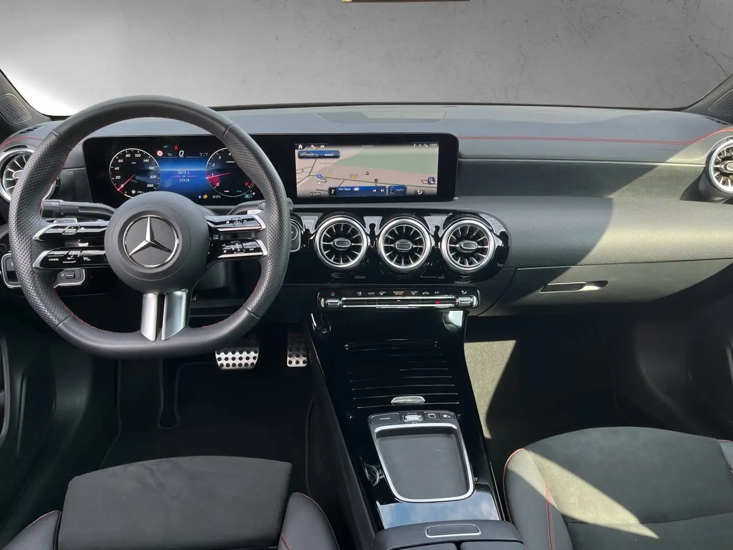 Mercedes-Benz CLA 180 Coupé /// AMG Line Schwarz - 2
