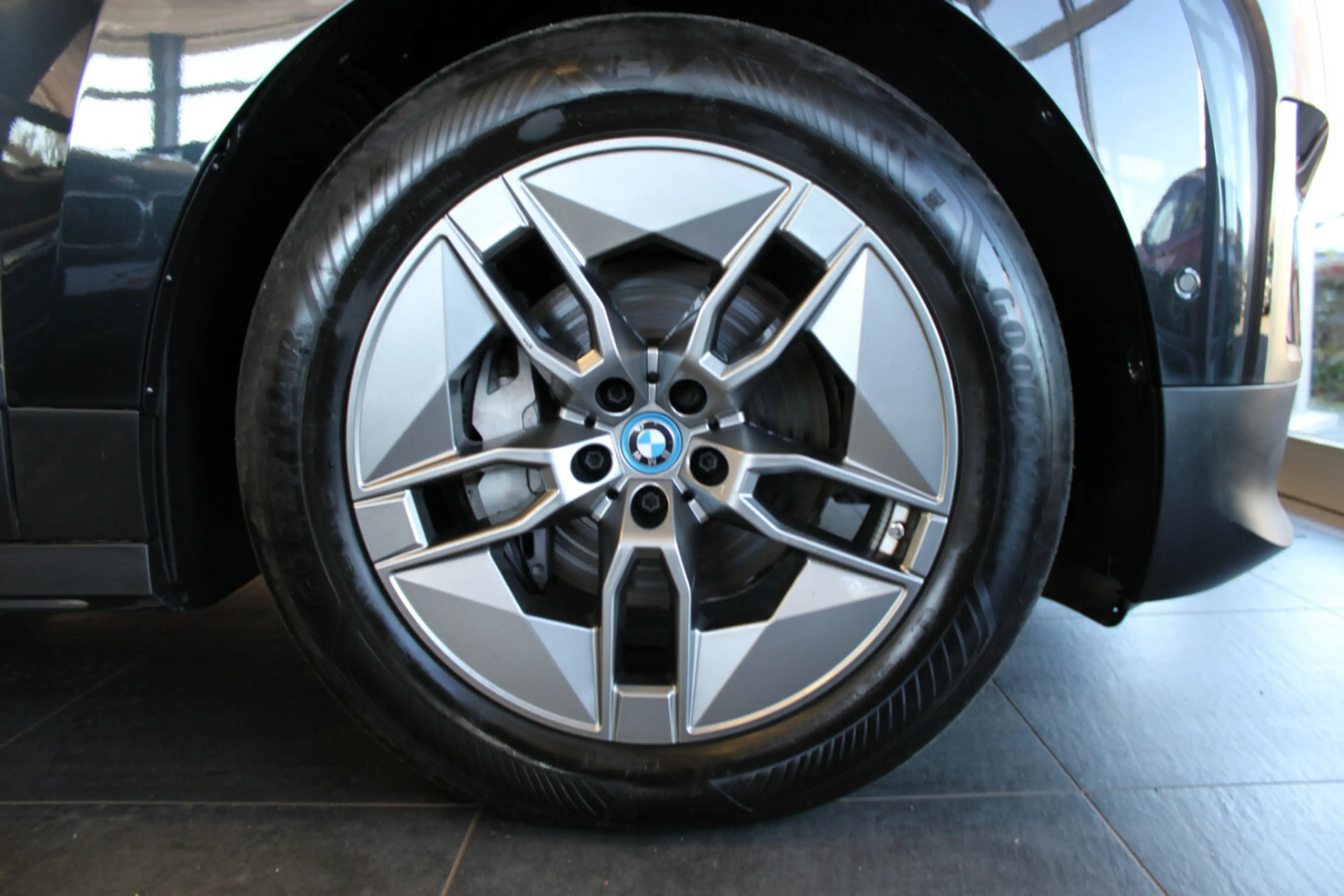 BMW iX xDrive50 — photo 9