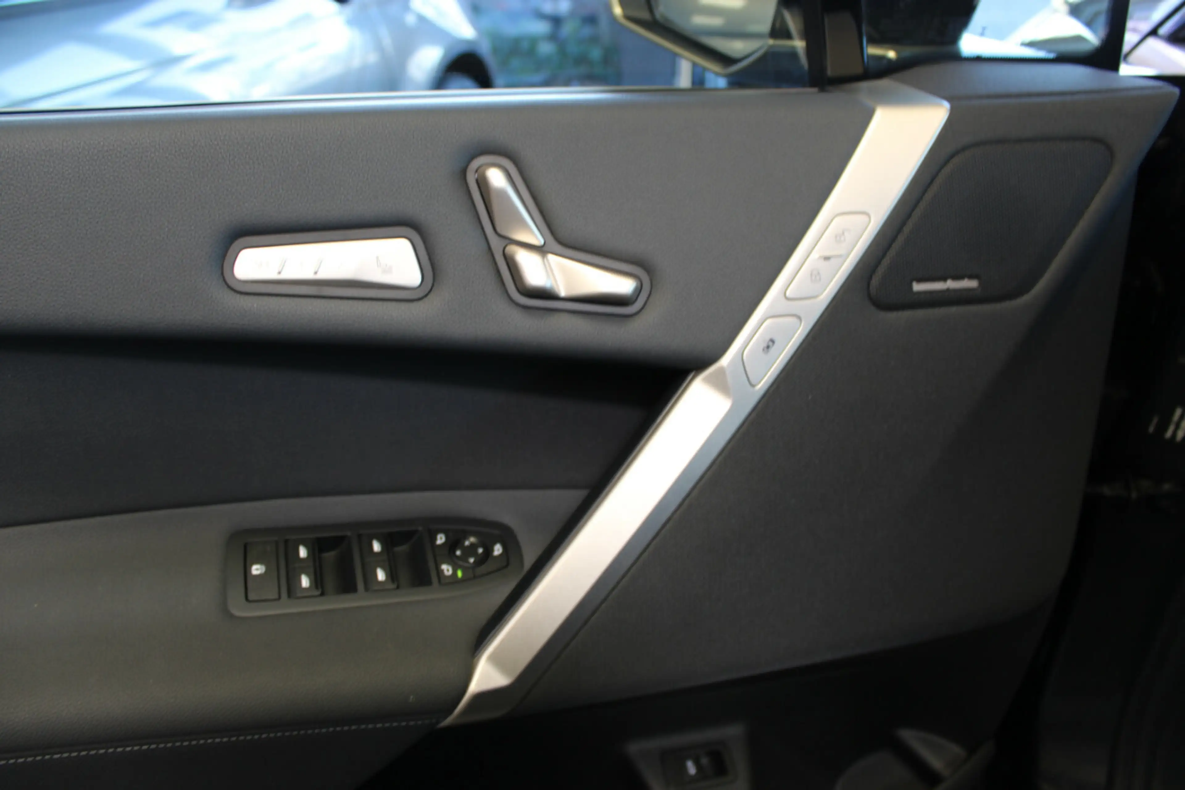 BMW iX xDrive50 — photo 10