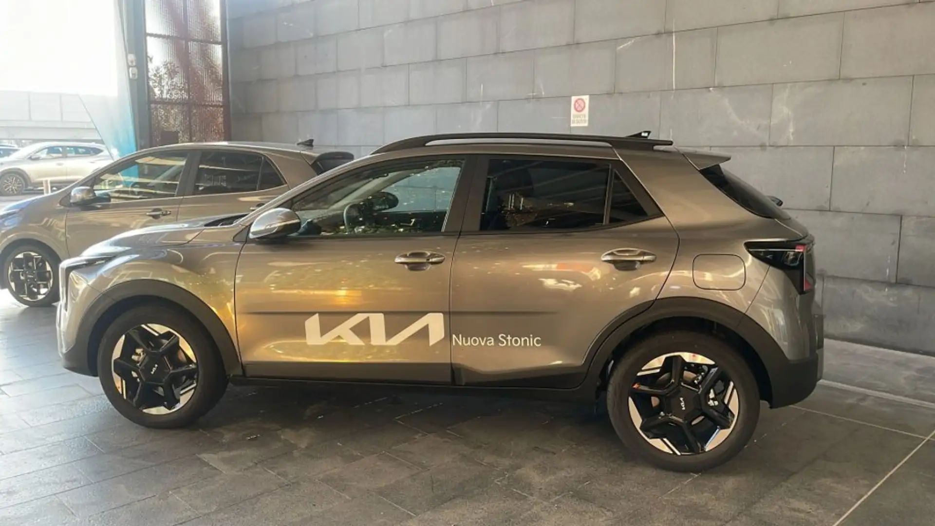 Kia Stonic 1.0 T-GDi 100 CV Urban Rot - 1