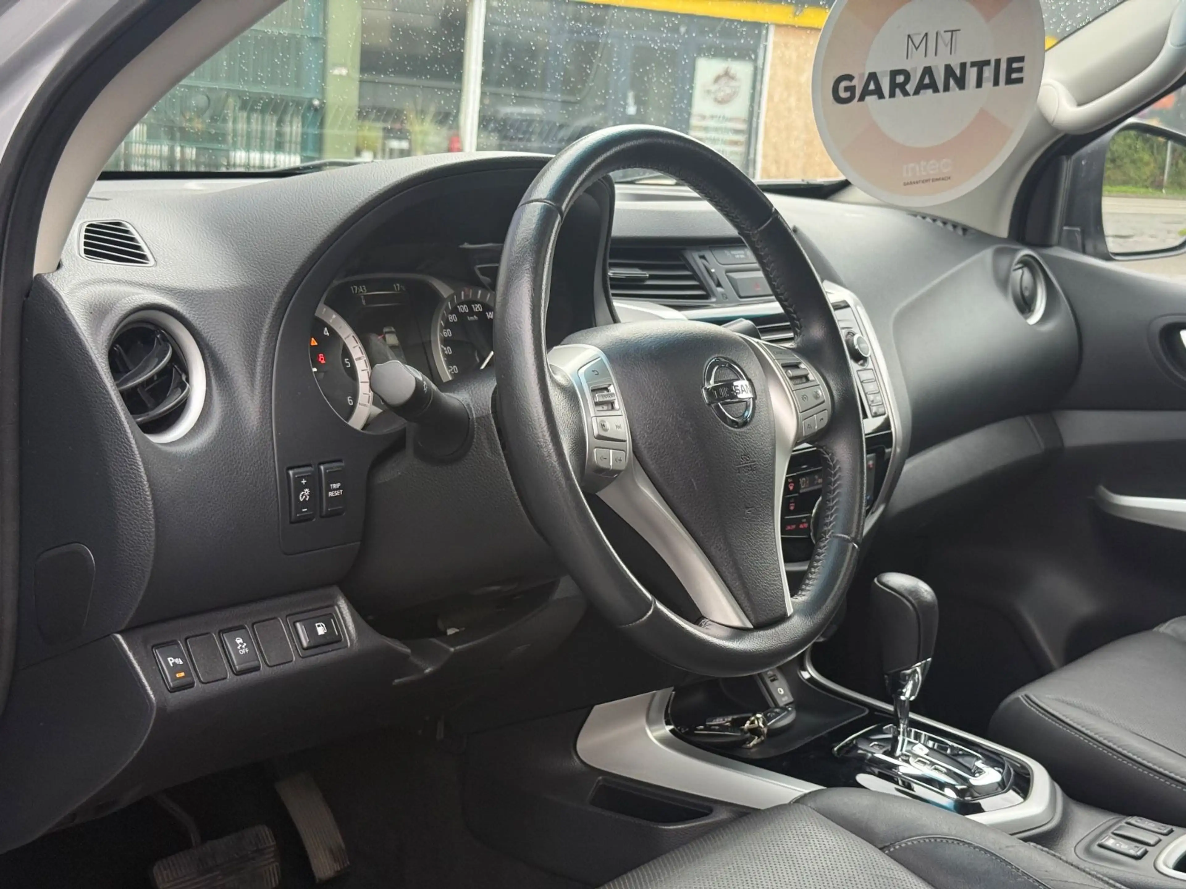 Nissan Navara NP300 Tekna Double Cab 4x4 (AHK-360°) — photo 15