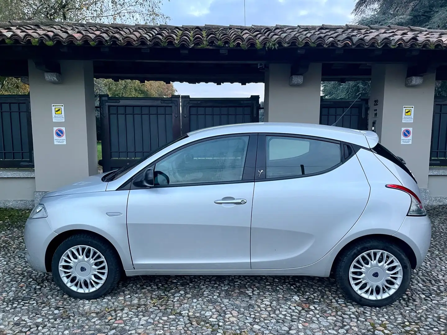 Lancia Ypsilon Ypsilon 1.2 69 CV 5 porte Gold Argento - 2