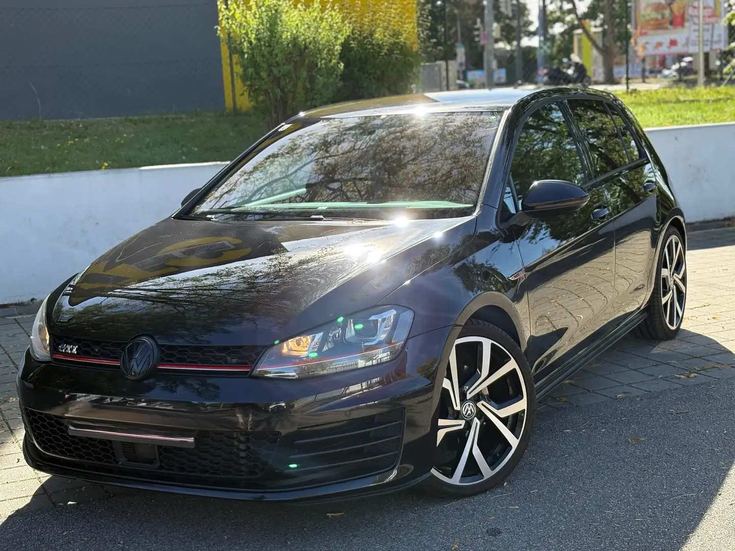 Volkswagen Golf GTI 2,0 TSI DSG - 1
