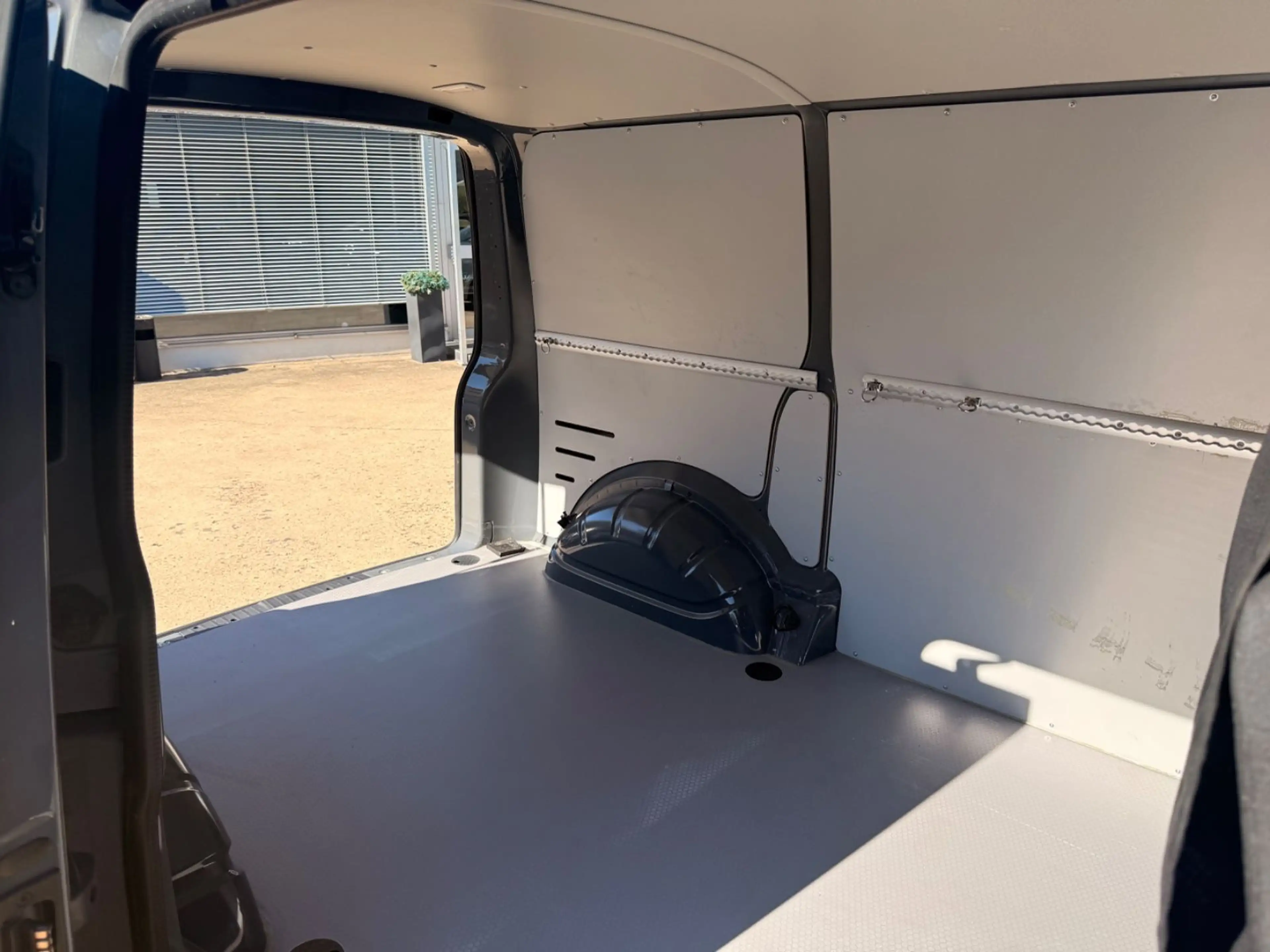 Volkswagen T6 Transporter Kasten FWD — photo 12