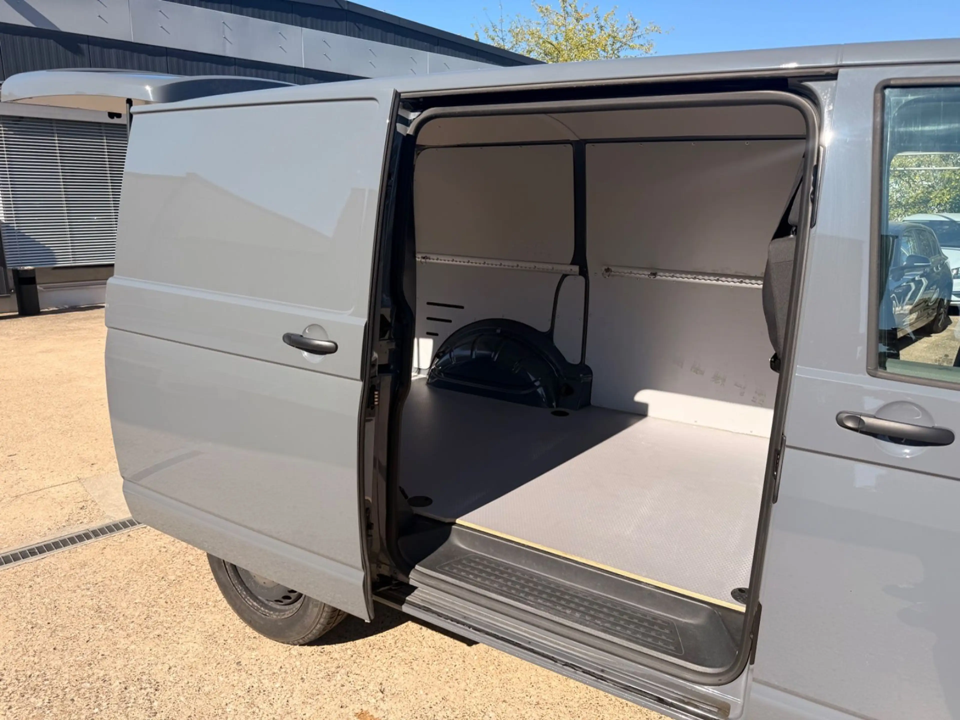 Volkswagen T6 Transporter Kasten FWD — photo 14