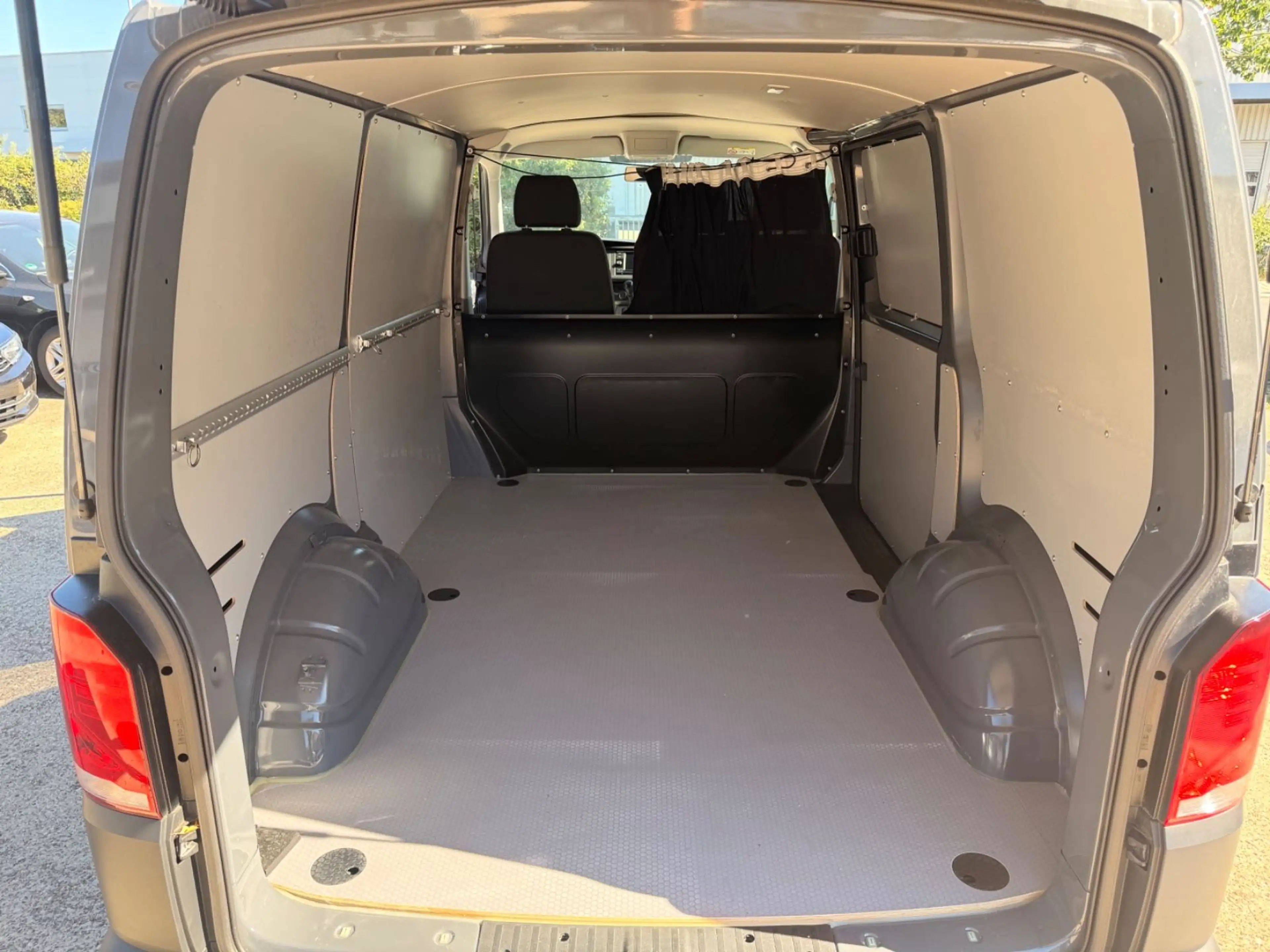 Volkswagen T6 Transporter Kasten FWD — photo 11