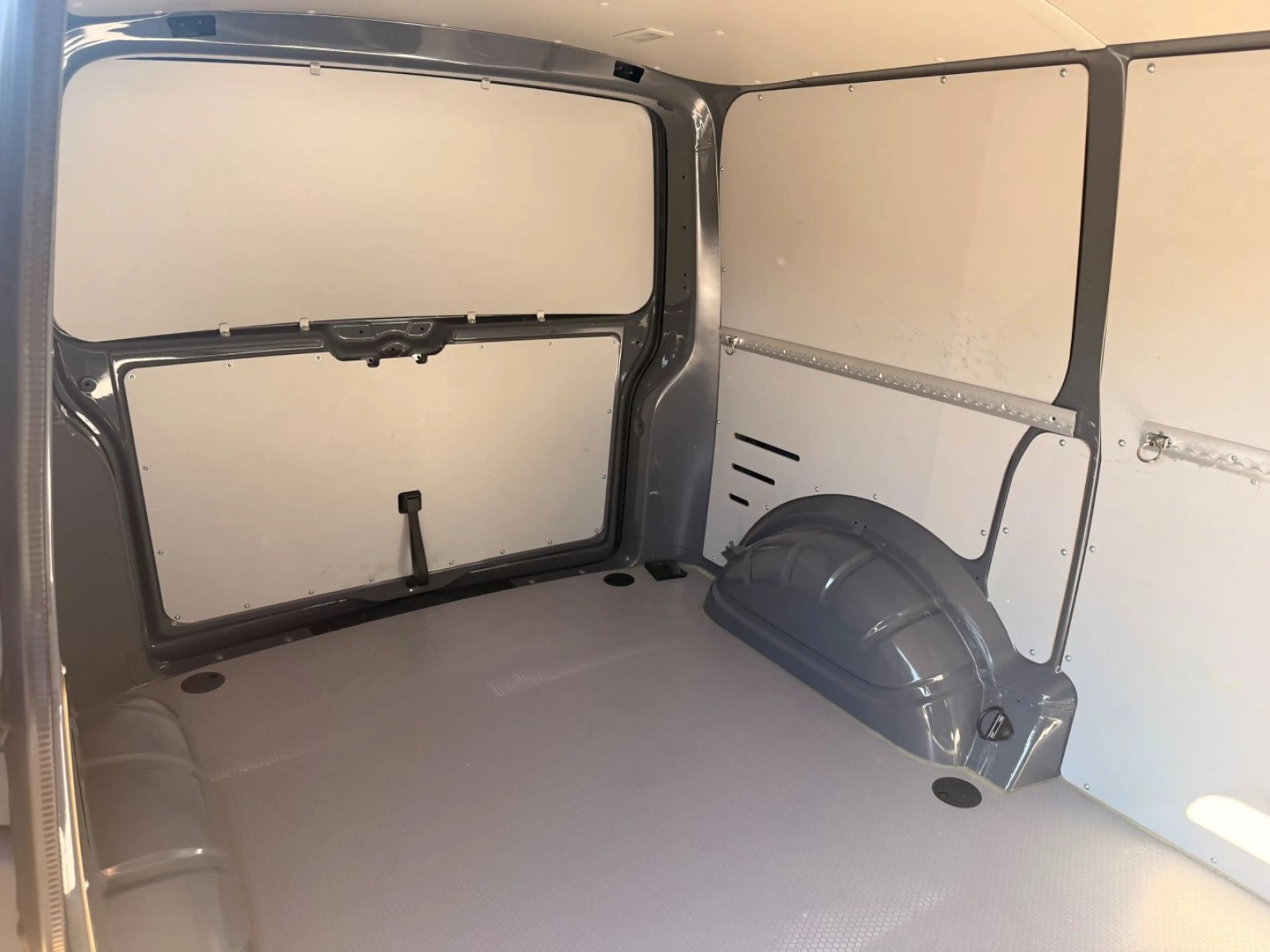 Volkswagen T6 Transporter Kasten FWD — photo 16