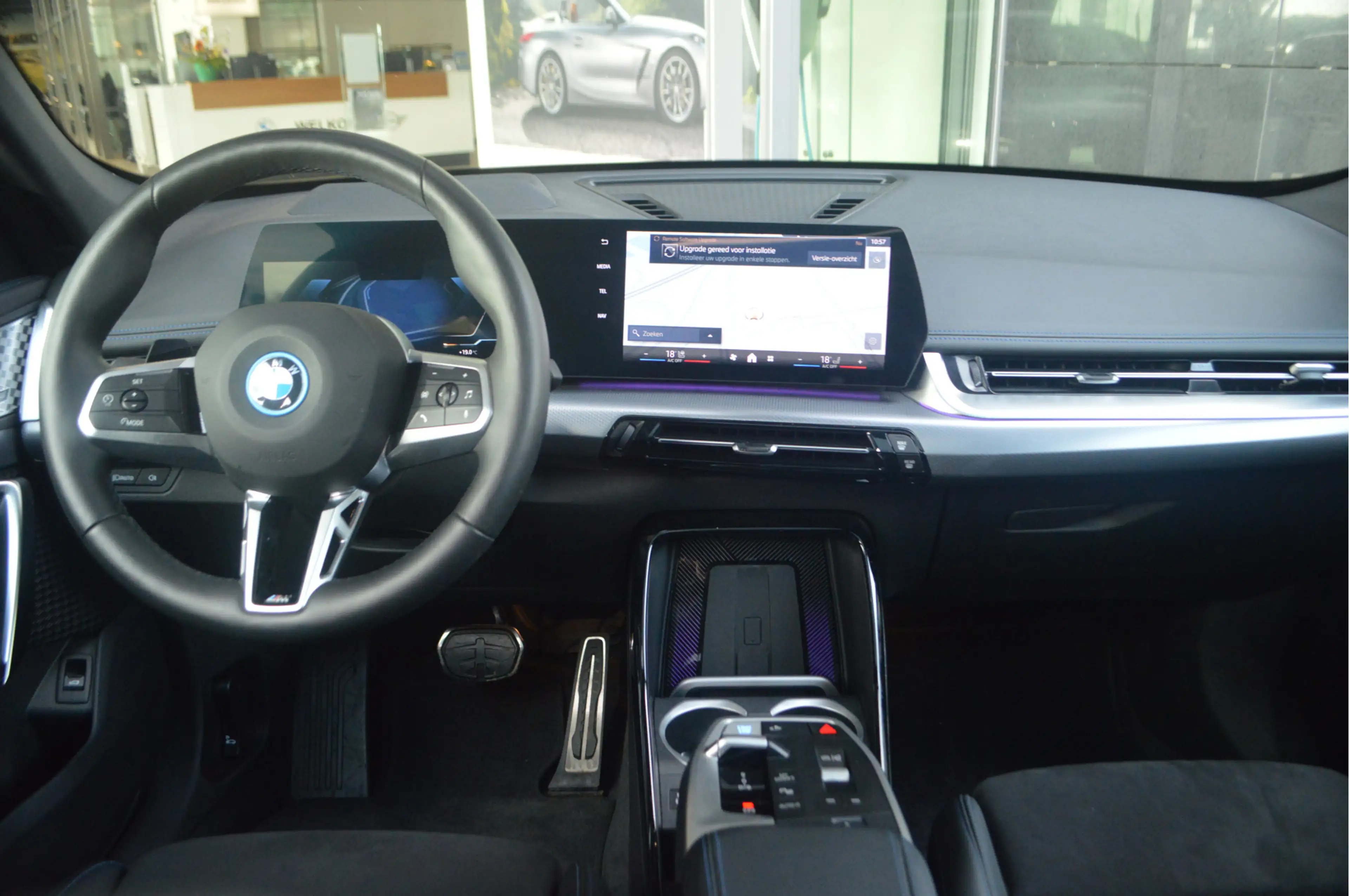 BMW iX1 eDrive20 M Sport / Trekhaak / Panoramadak / Sports — photo 3