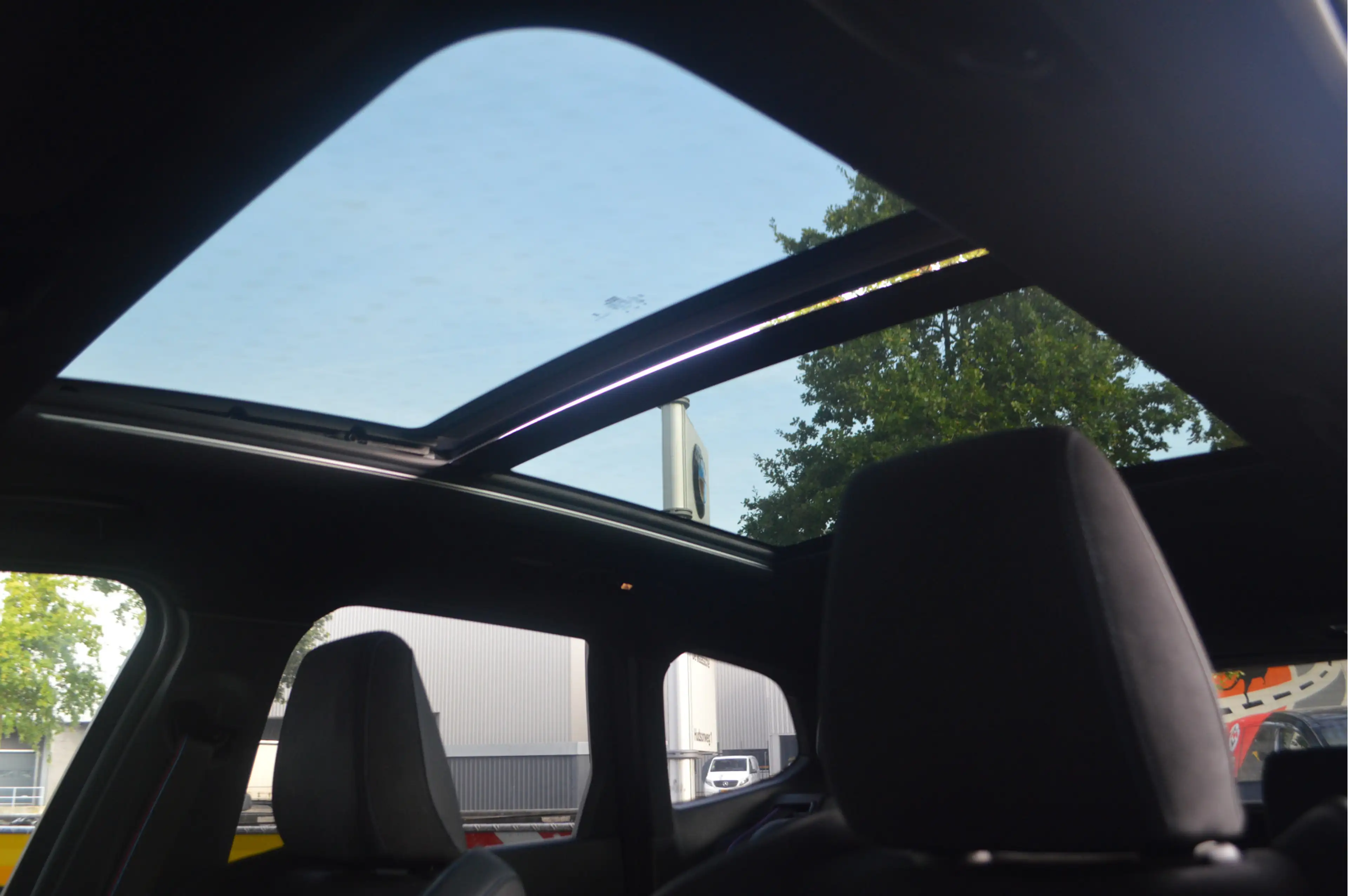 BMW iX1 eDrive20 M Sport / Trekhaak / Panoramadak / Sports — photo 7