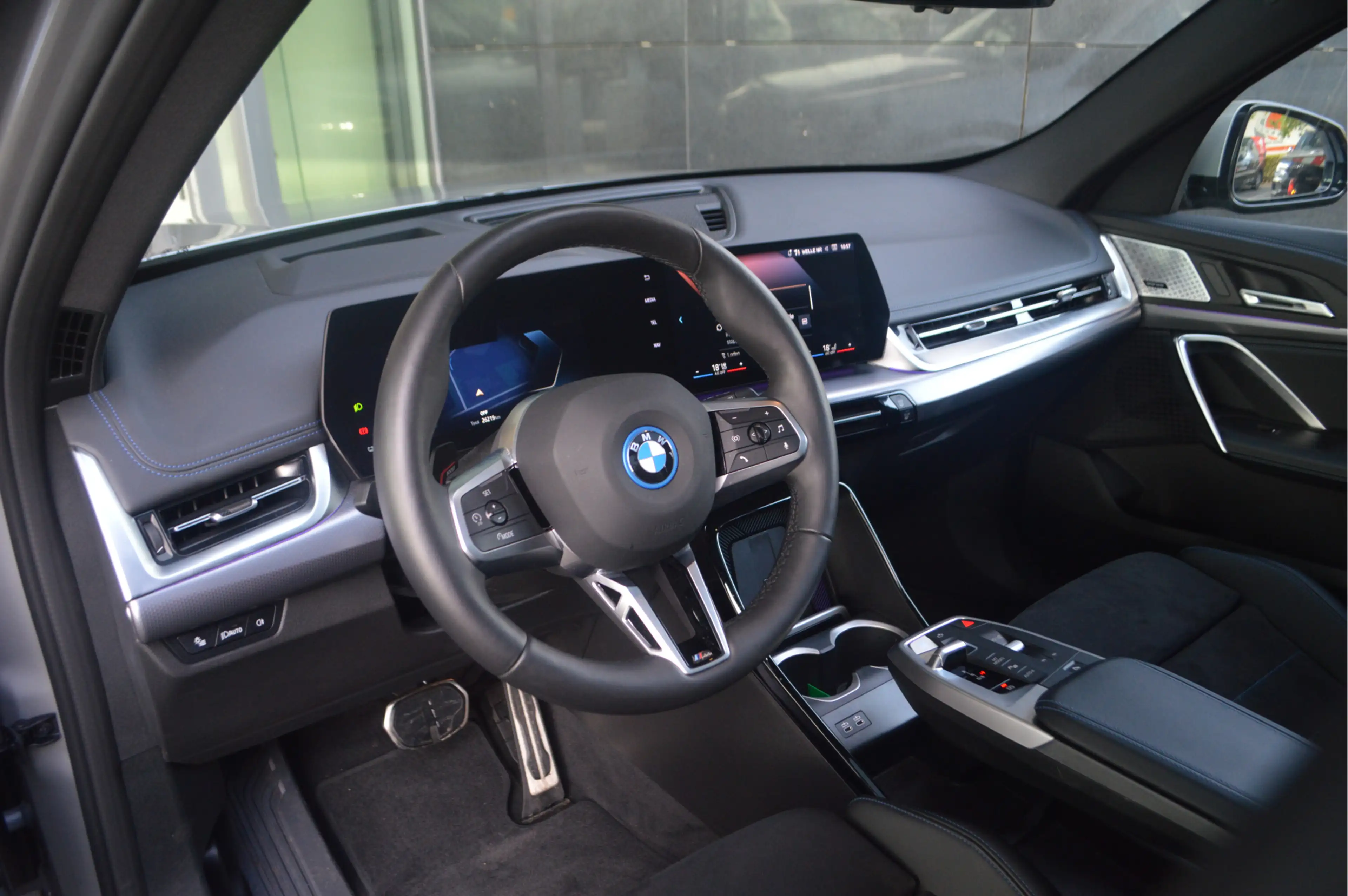BMW iX1 eDrive20 M Sport / Trekhaak / Panoramadak / Sports — photo 5