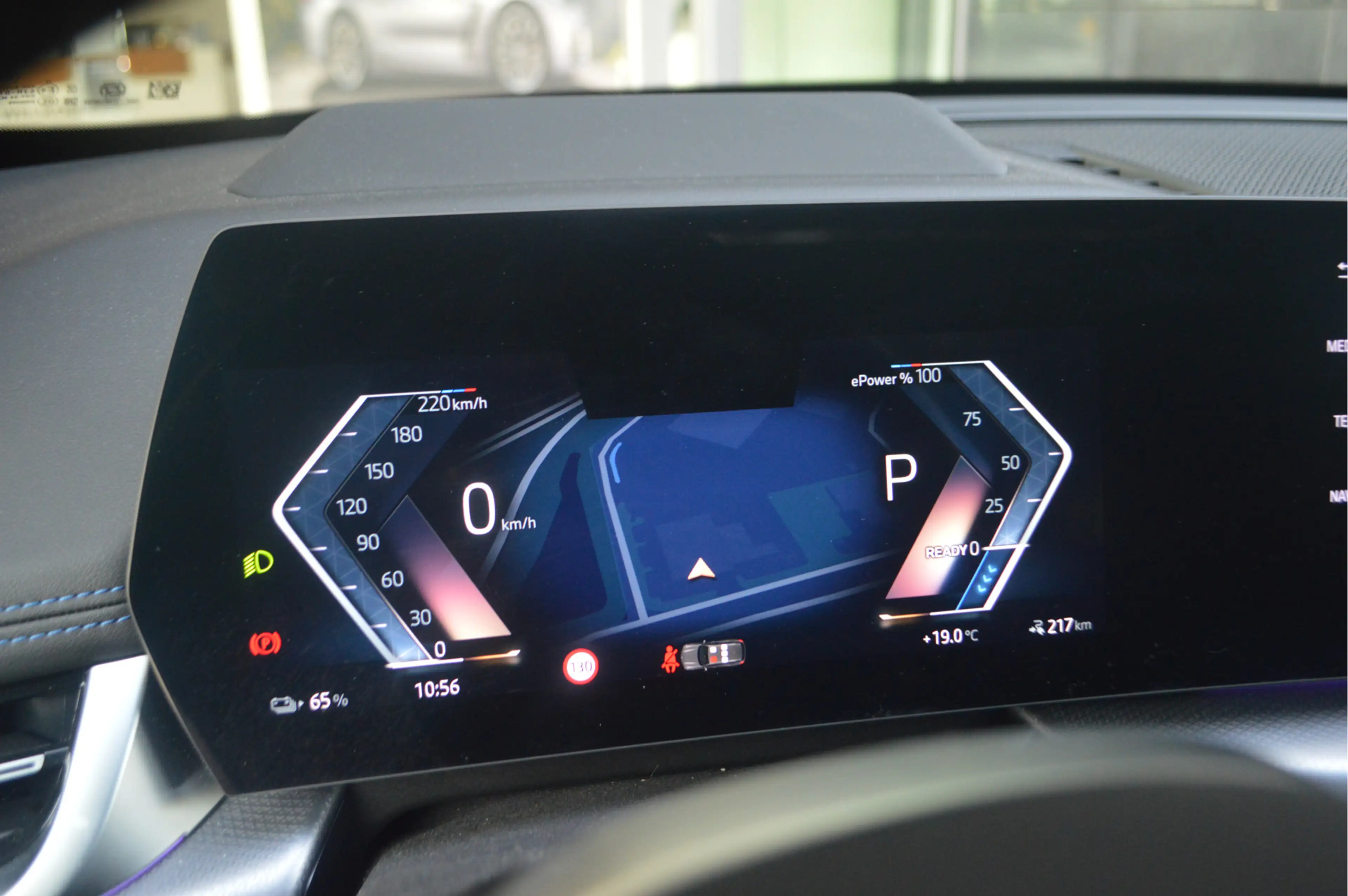 BMW iX1 eDrive20 M Sport / Trekhaak / Panoramadak / Sports — photo 10