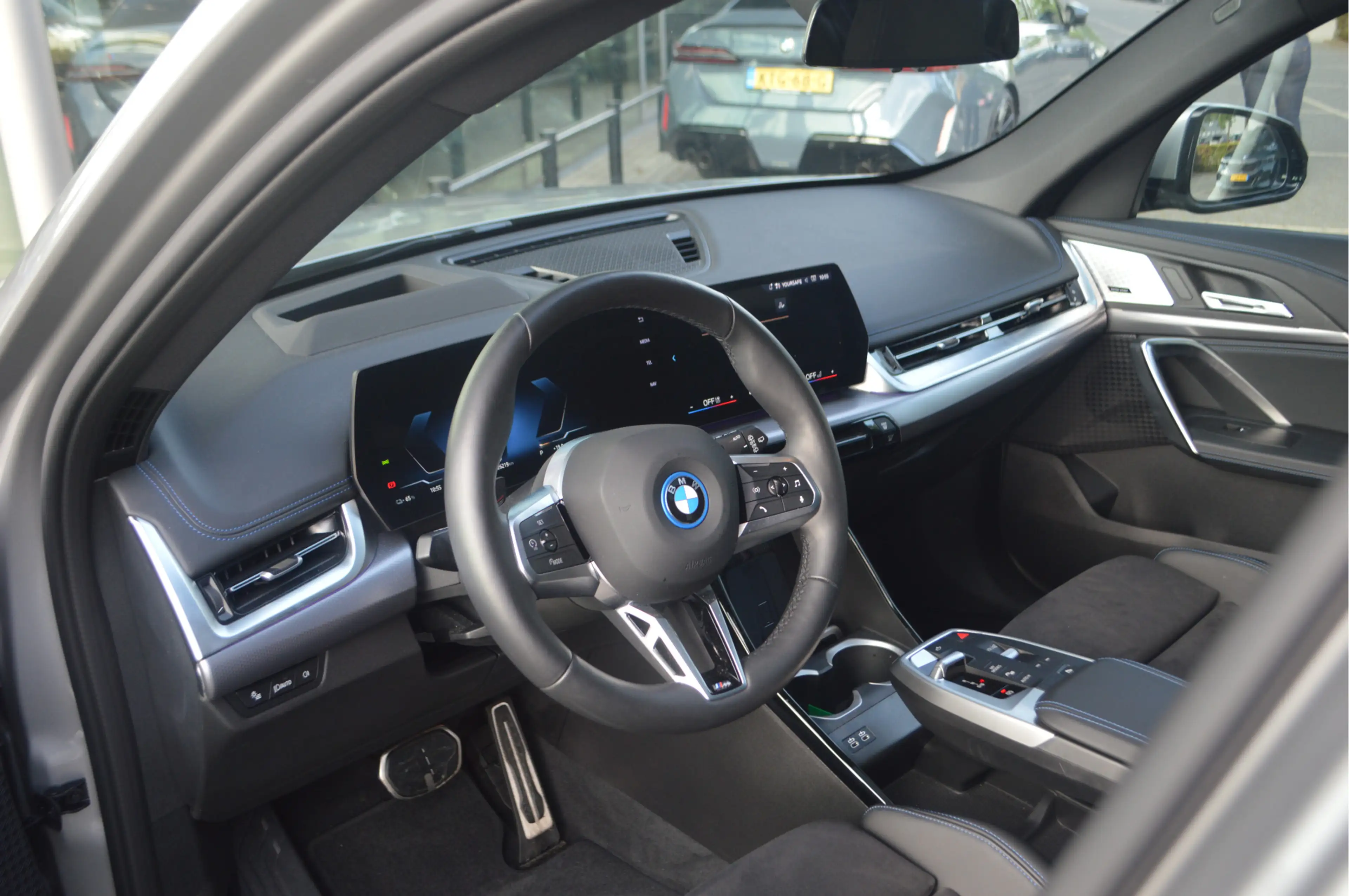 BMW iX1 eDrive20 M Sport / Trekhaak / Panoramadak / Sports — photo 8