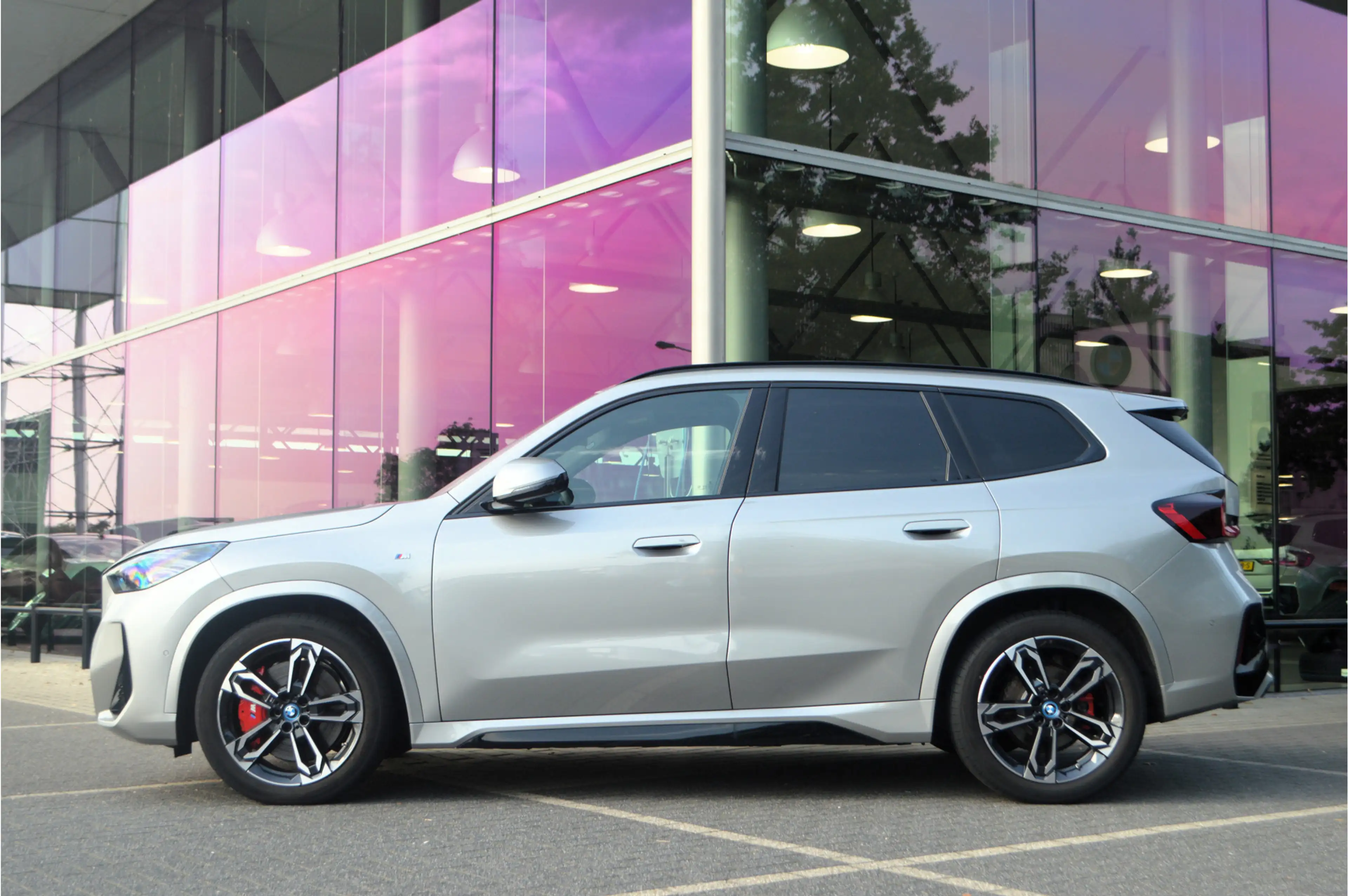 BMW iX1 eDrive20 M Sport / Trekhaak / Panoramadak / Sports — photo 2