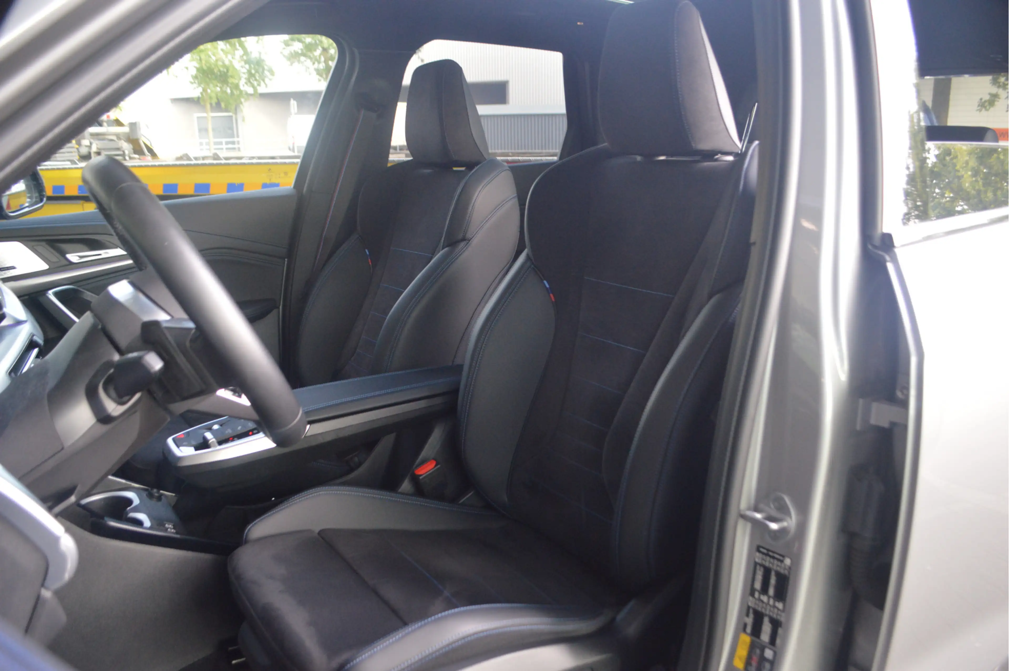 BMW iX1 eDrive20 M Sport / Trekhaak / Panoramadak / Sports — photo 9