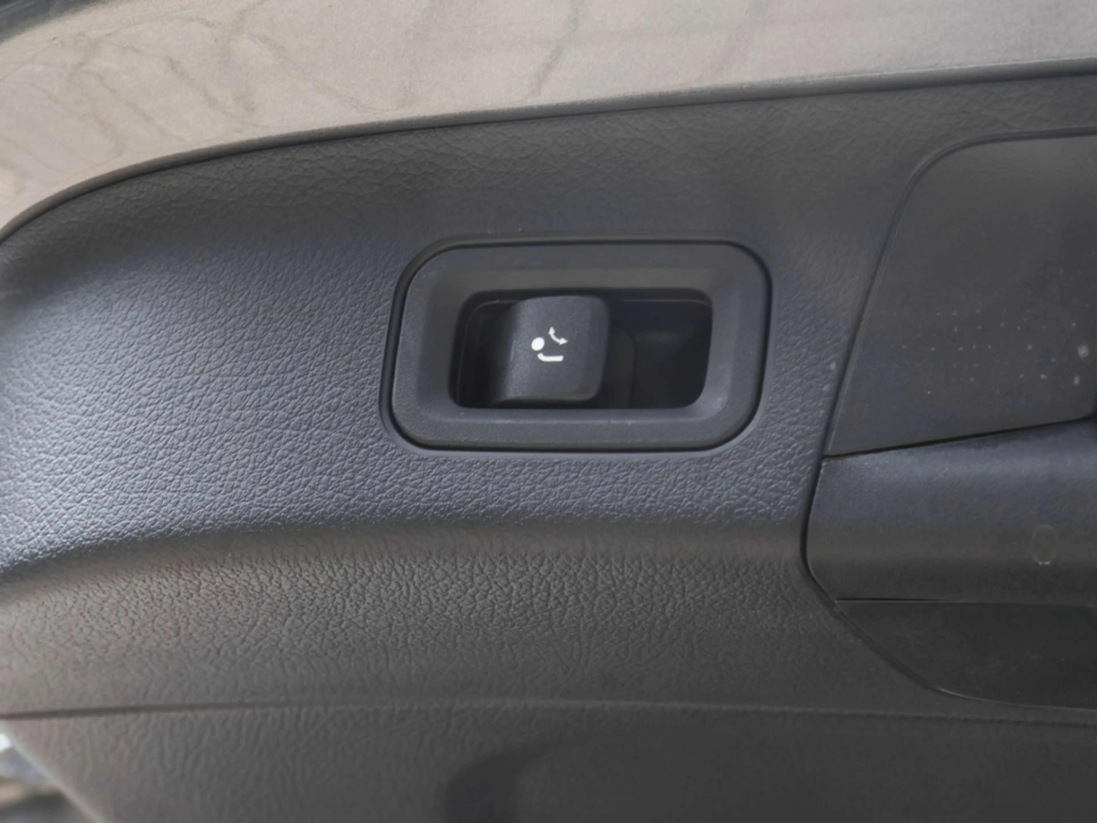Mercedes-Benz EQA 300 4M AMG-Sport/Pano/AHK/Ambi/Keyl/Cam/20" — photo 14