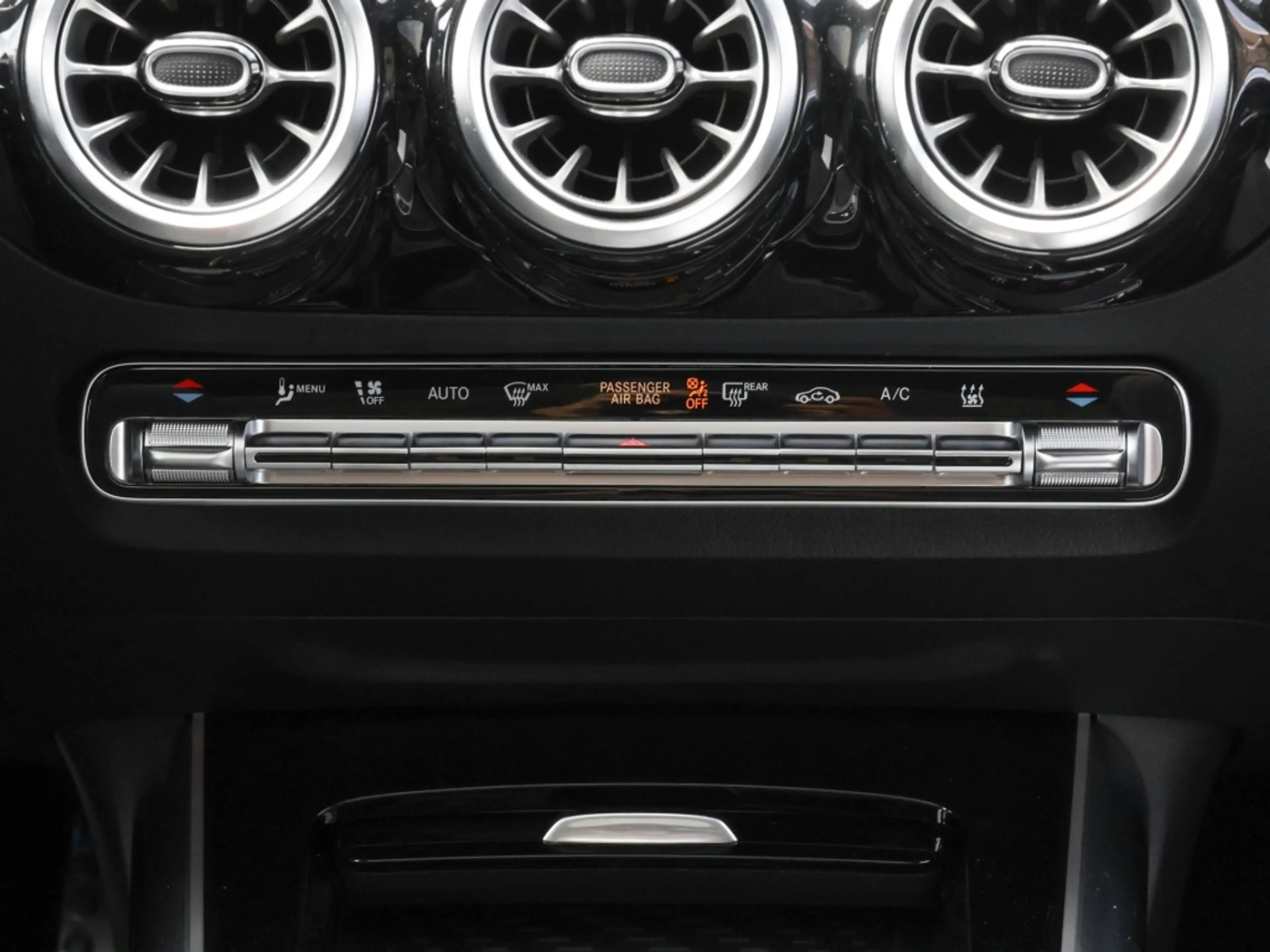 Mercedes-Benz EQA 300 4M AMG-Sport/Pano/AHK/Ambi/Keyl/Cam/20" — photo 12