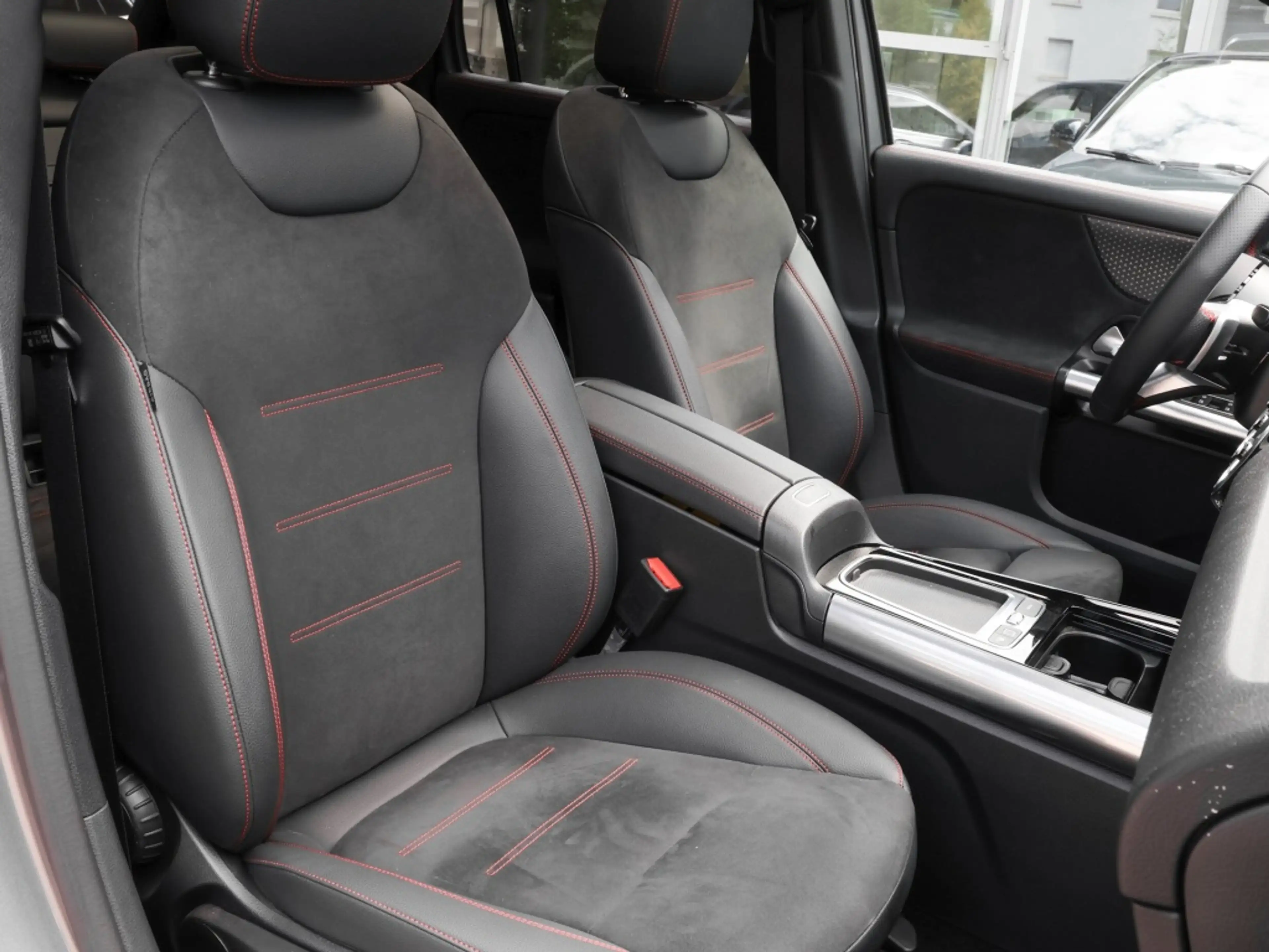 Mercedes-Benz EQA 300 4M AMG-Sport/Pano/AHK/Ambi/Keyl/Cam/20" — photo 7