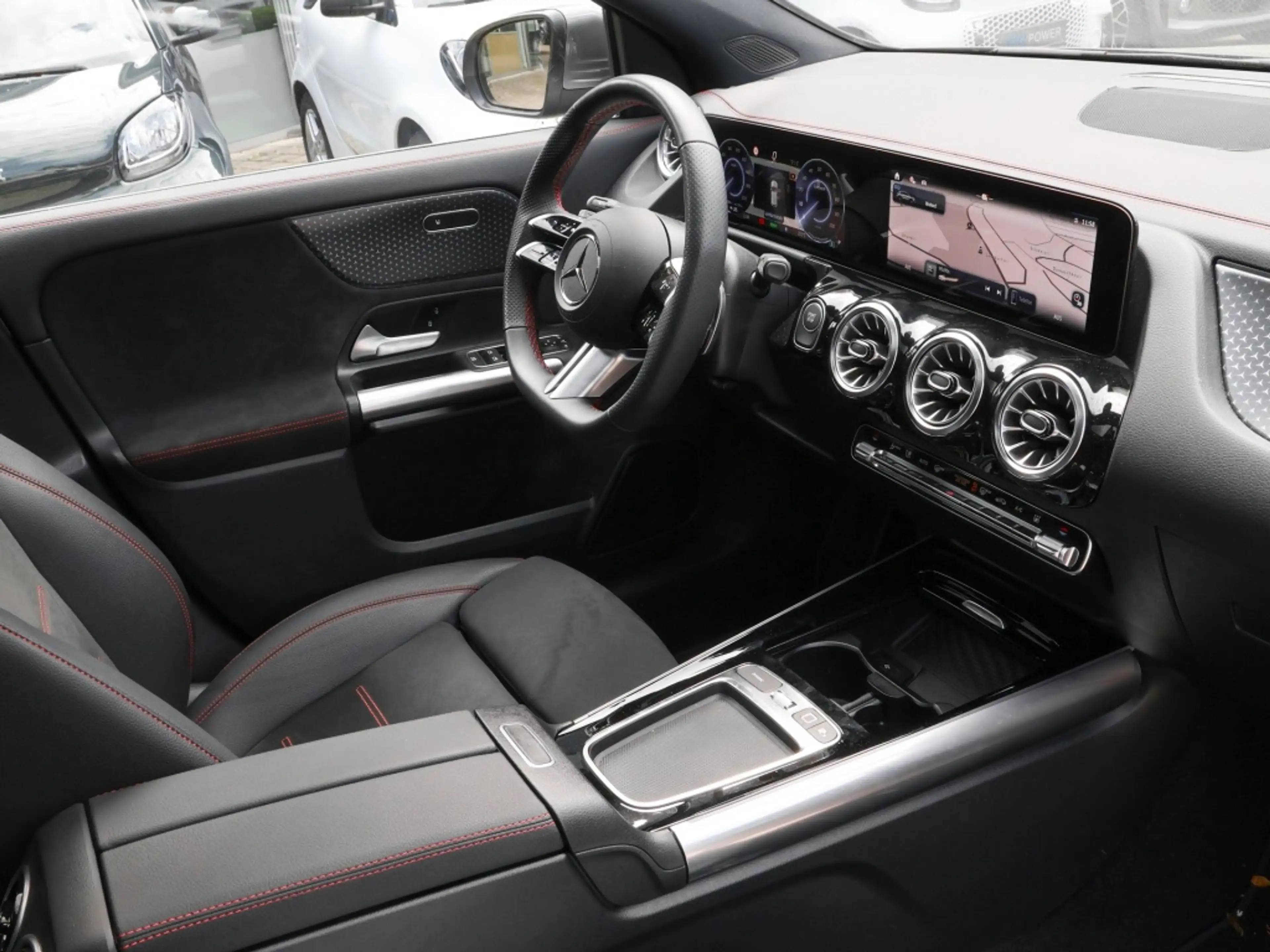 Mercedes-Benz EQA 300 4M AMG-Sport/Pano/AHK/Ambi/Keyl/Cam/20" — photo 4