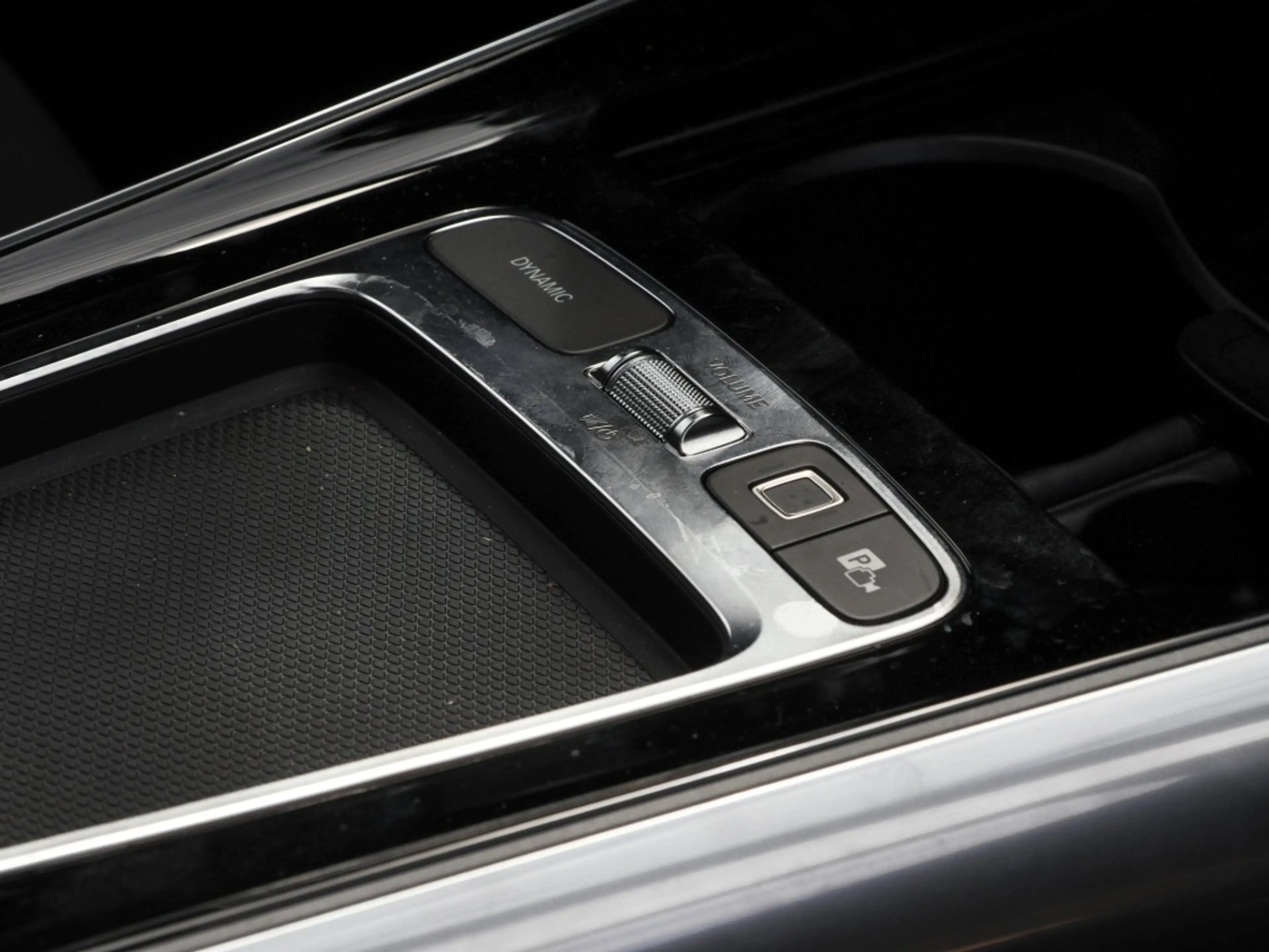 Mercedes-Benz EQA 300 4M AMG-Sport/Pano/AHK/Ambi/Keyl/Cam/20" — photo 8