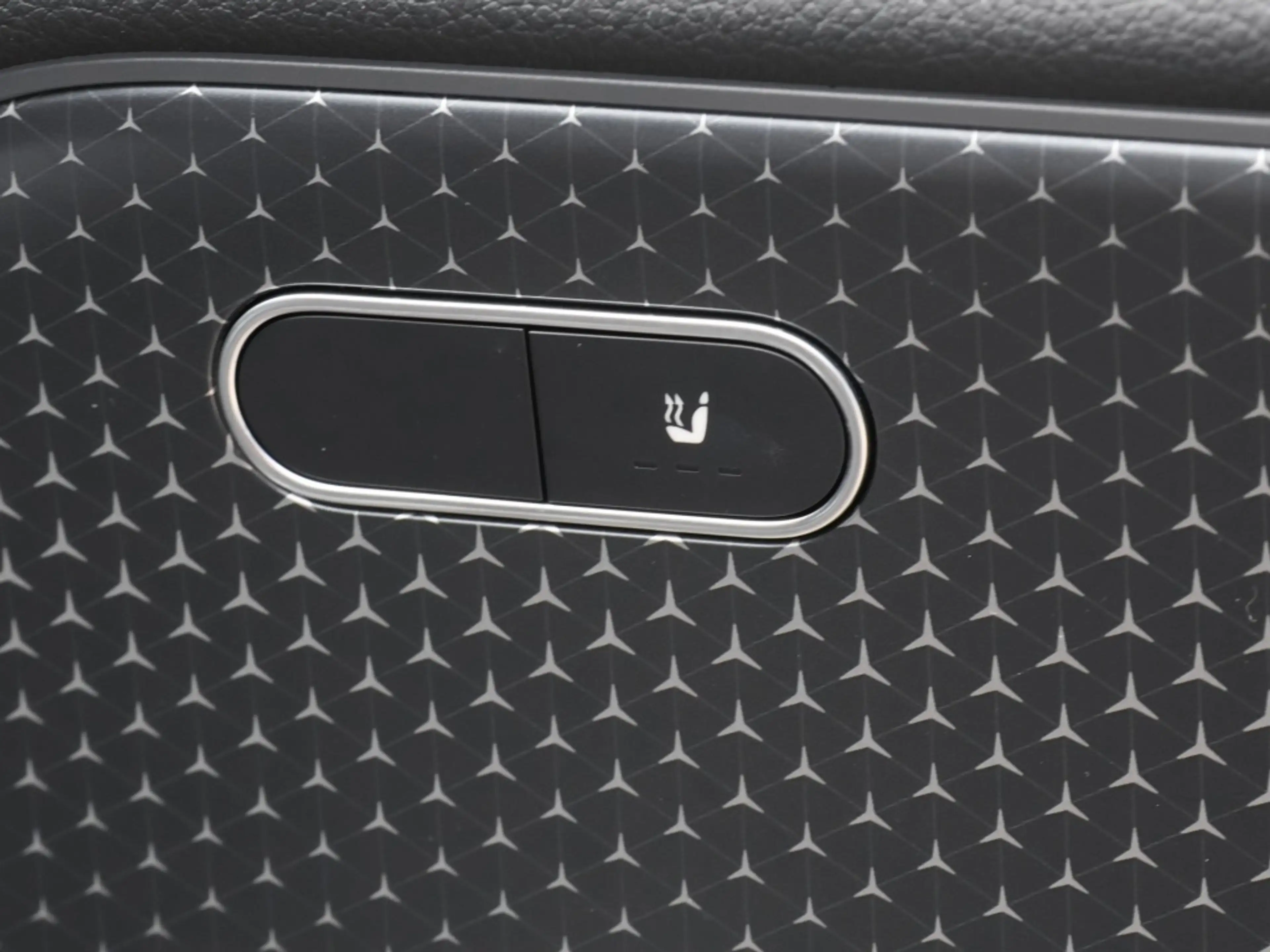 Mercedes-Benz EQA 300 4M AMG-Sport/Pano/AHK/Ambi/Keyl/Cam/20" — photo 9
