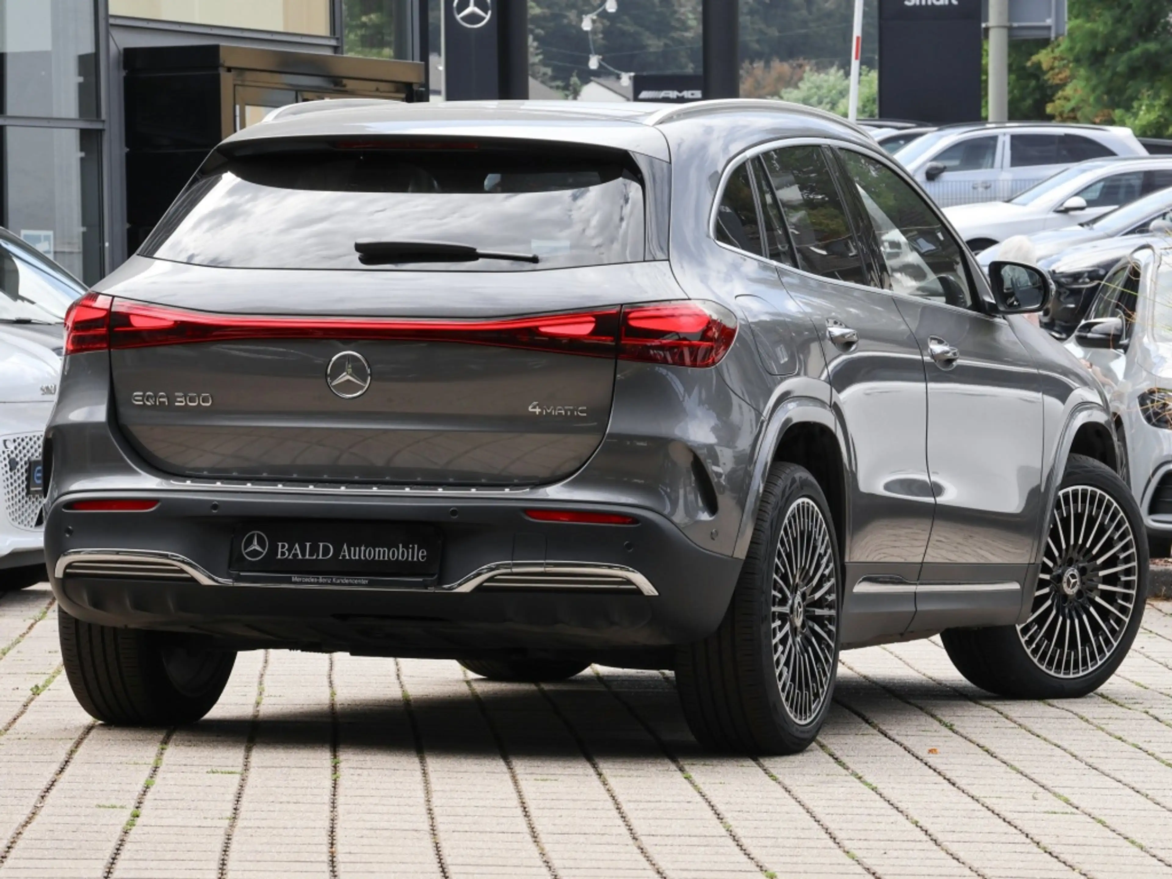Mercedes-Benz EQA 300 4M AMG-Sport/Pano/AHK/Ambi/Keyl/Cam/20" — photo 3