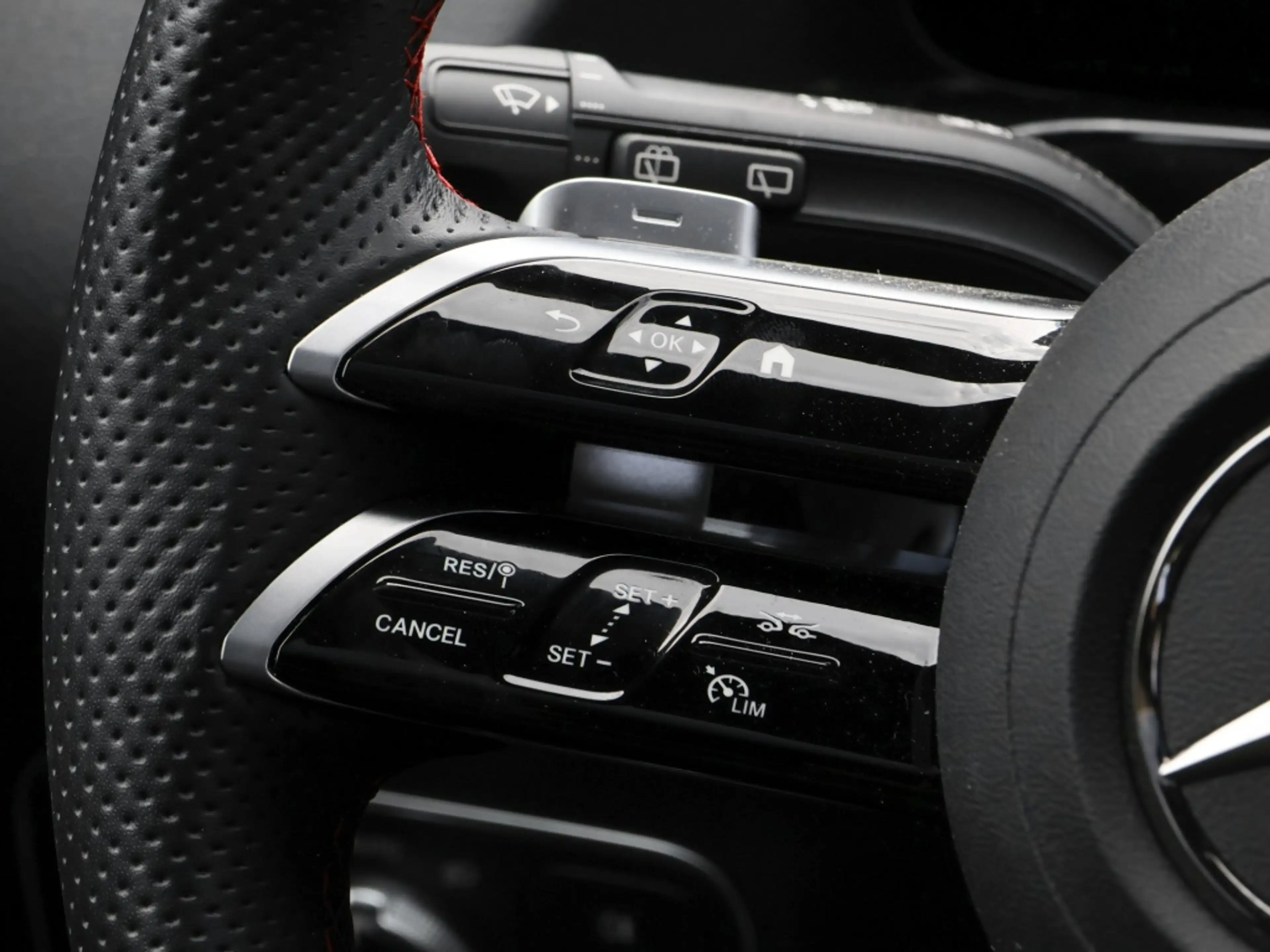 Mercedes-Benz EQA 300 4M AMG-Sport/Pano/AHK/Ambi/Keyl/Cam/20" — photo 11