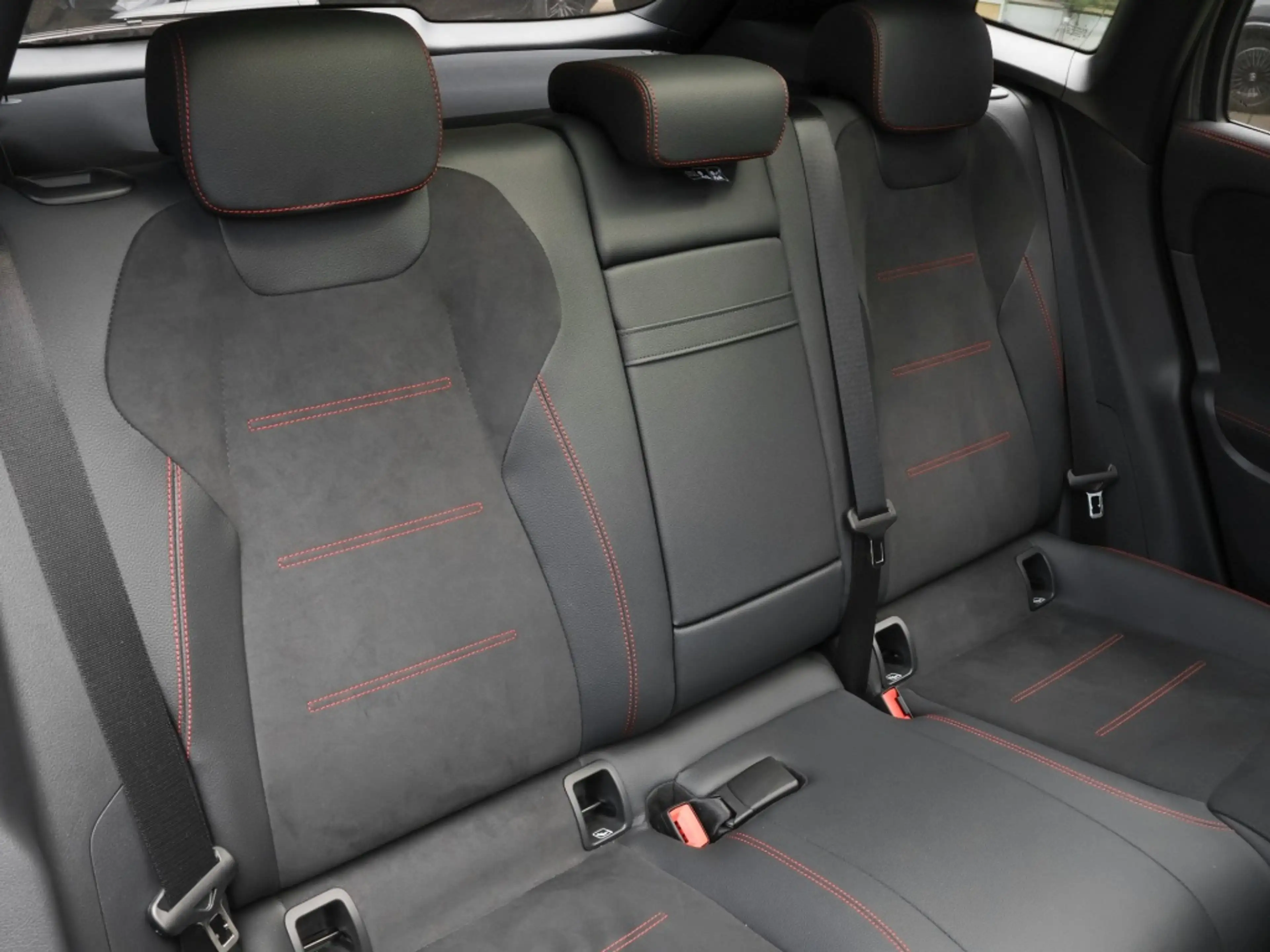 Mercedes-Benz EQA 300 4M AMG-Sport/Pano/AHK/Ambi/Keyl/Cam/20" — photo 5