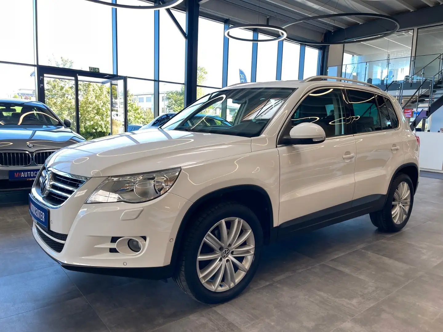 Volkswagen Tiguan Team 4Motion *Parkassistent*Navi*Kamera* Weiß - 2