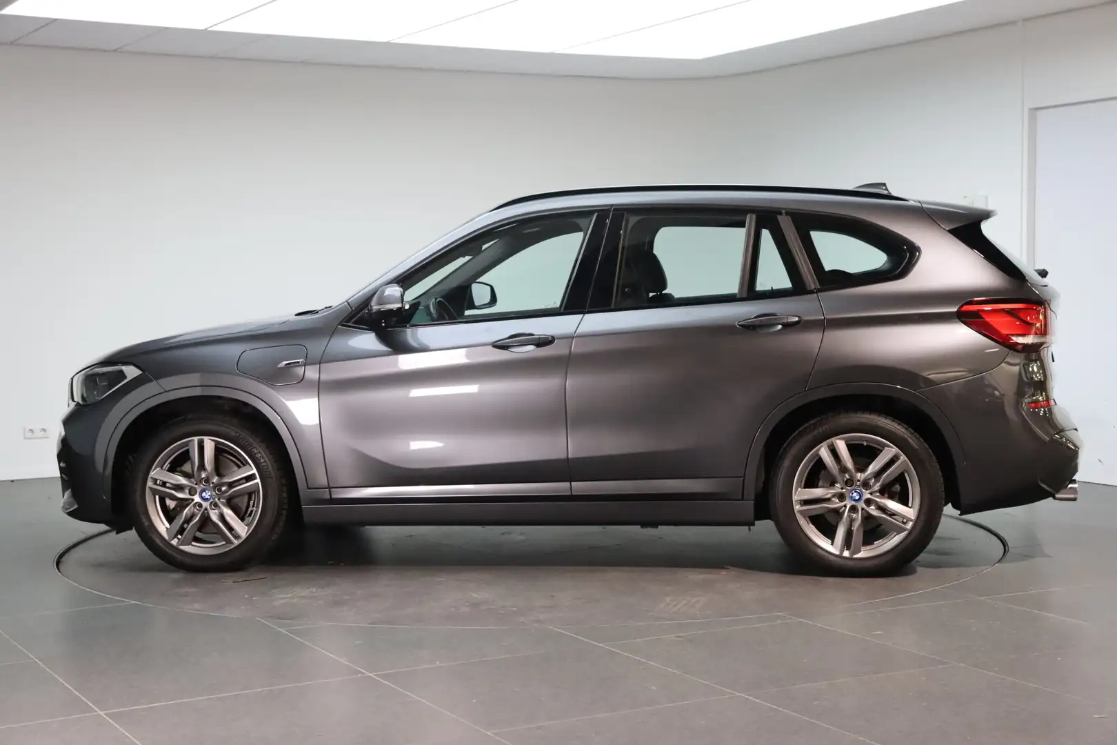 BMW X1 xDrive25e Executive M Sport Automaat / Trekhaak / Grijs - 2
