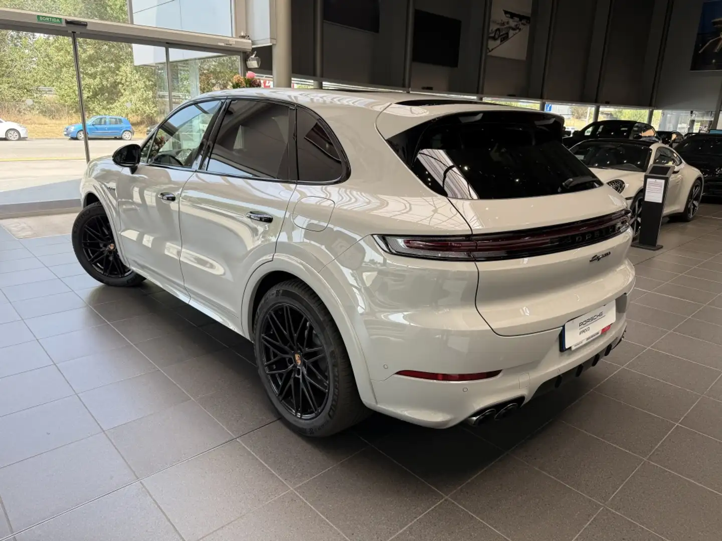 Porsche Cayenne E-Hybrid Black Edition Aut. Beige - 2