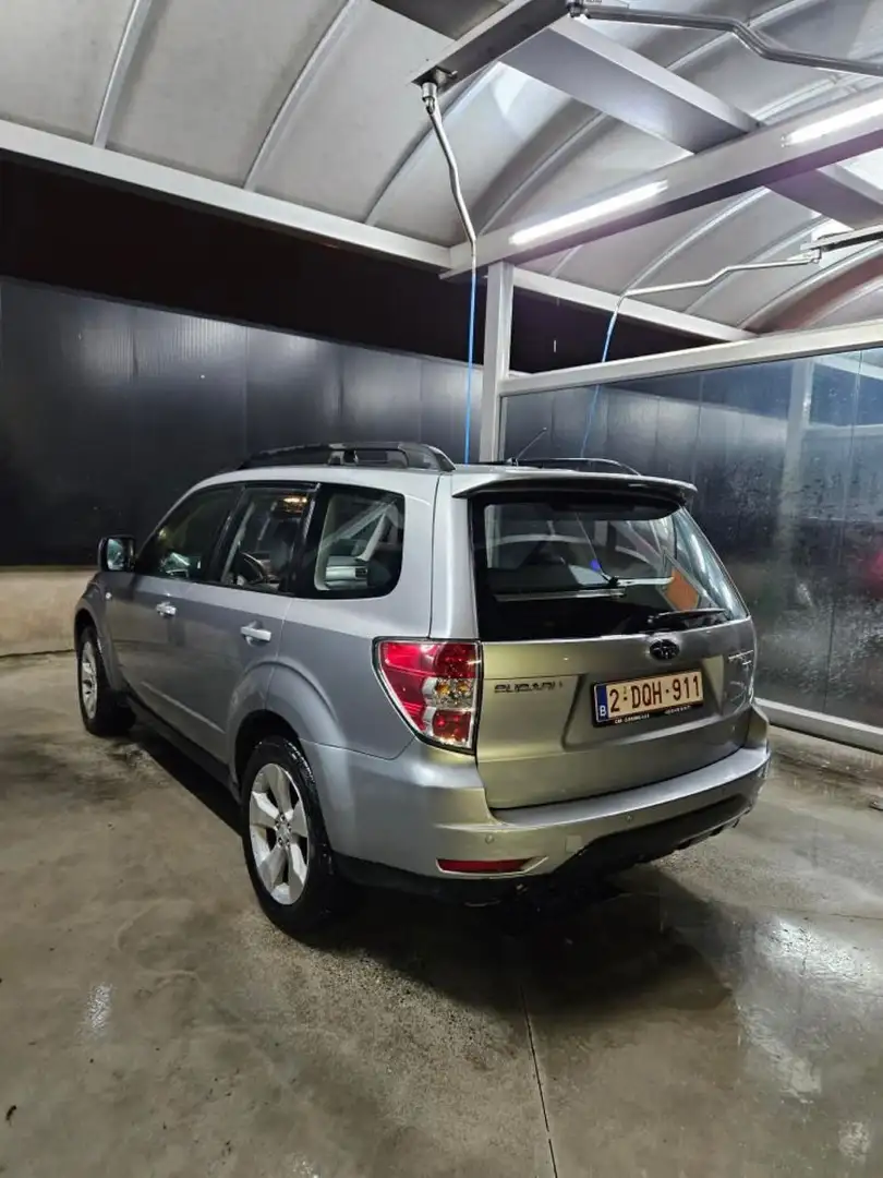 Subaru Forester 2.0D Exclusive Gris - 2