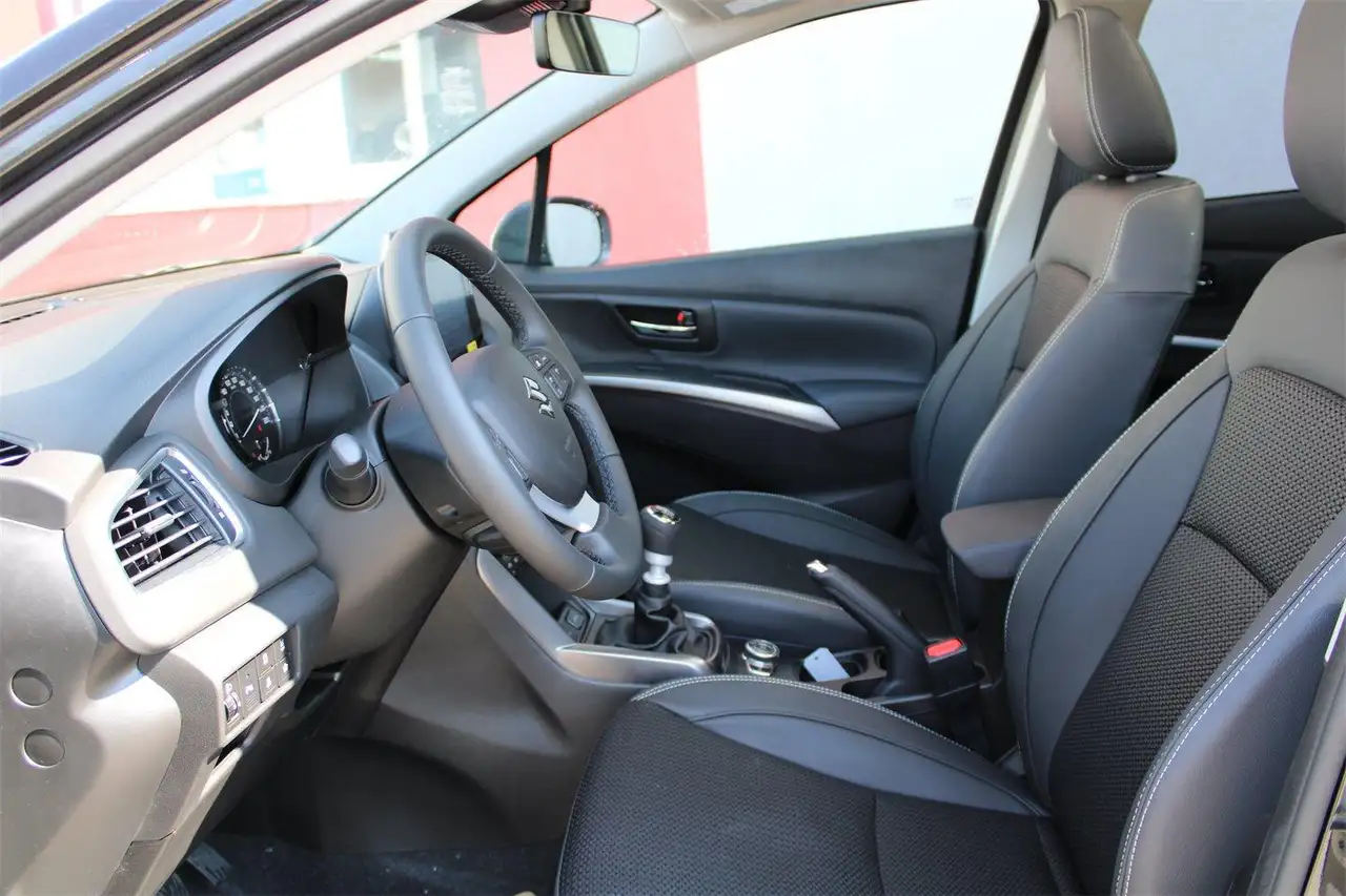 Suzuki S-Cross 2025