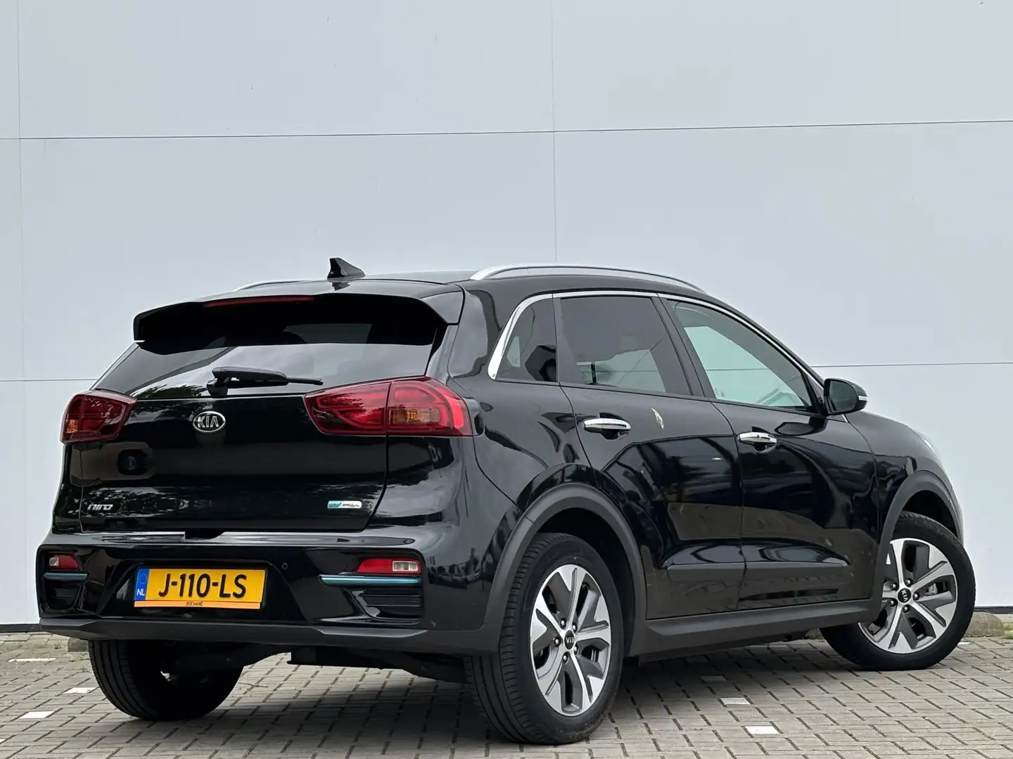 Kia e-Niro ExecutiveLine 64 kWh / Full Options / Zwart - 2