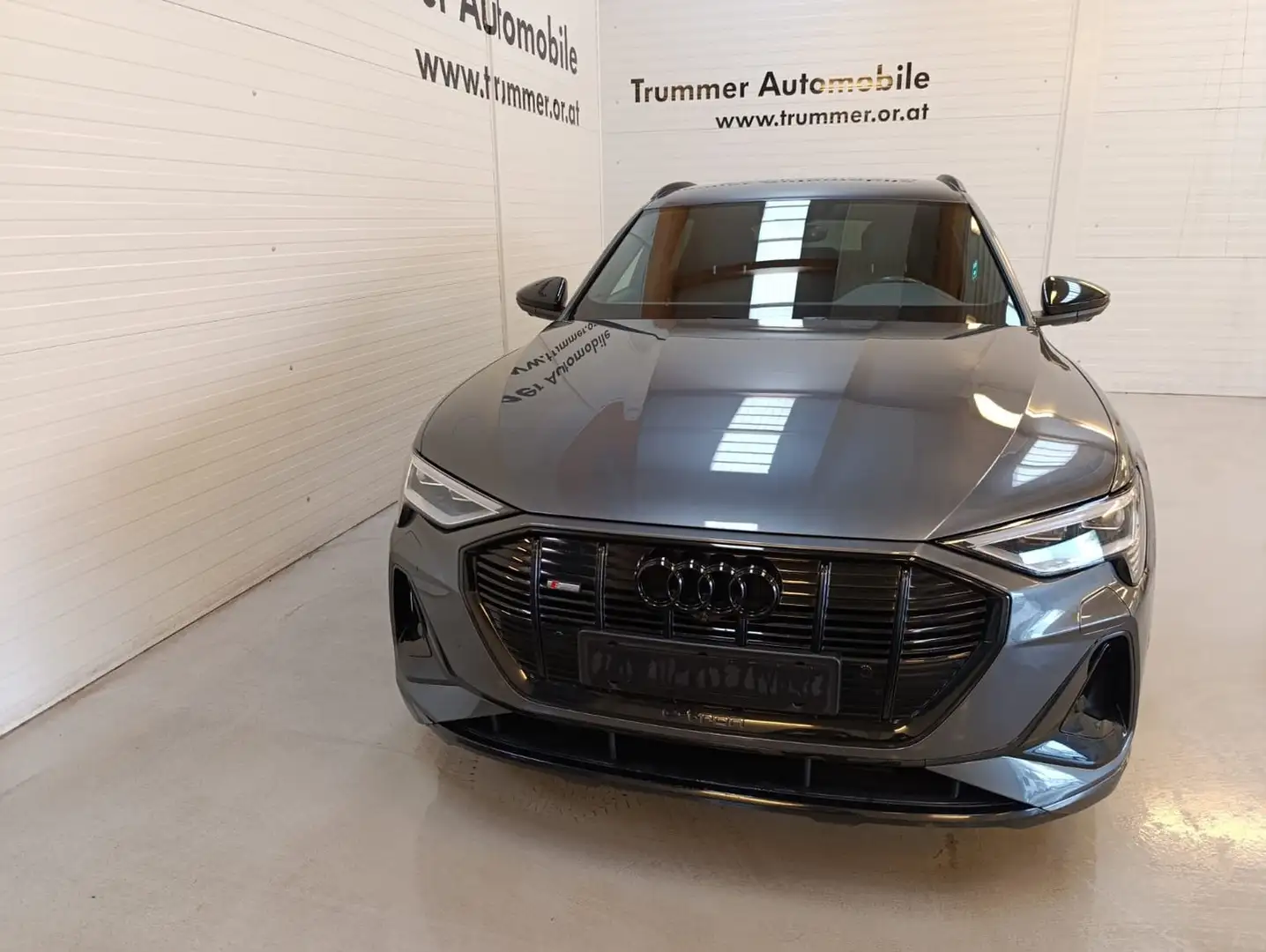 Audi e-tron 55 300 kW S line Grau - 2