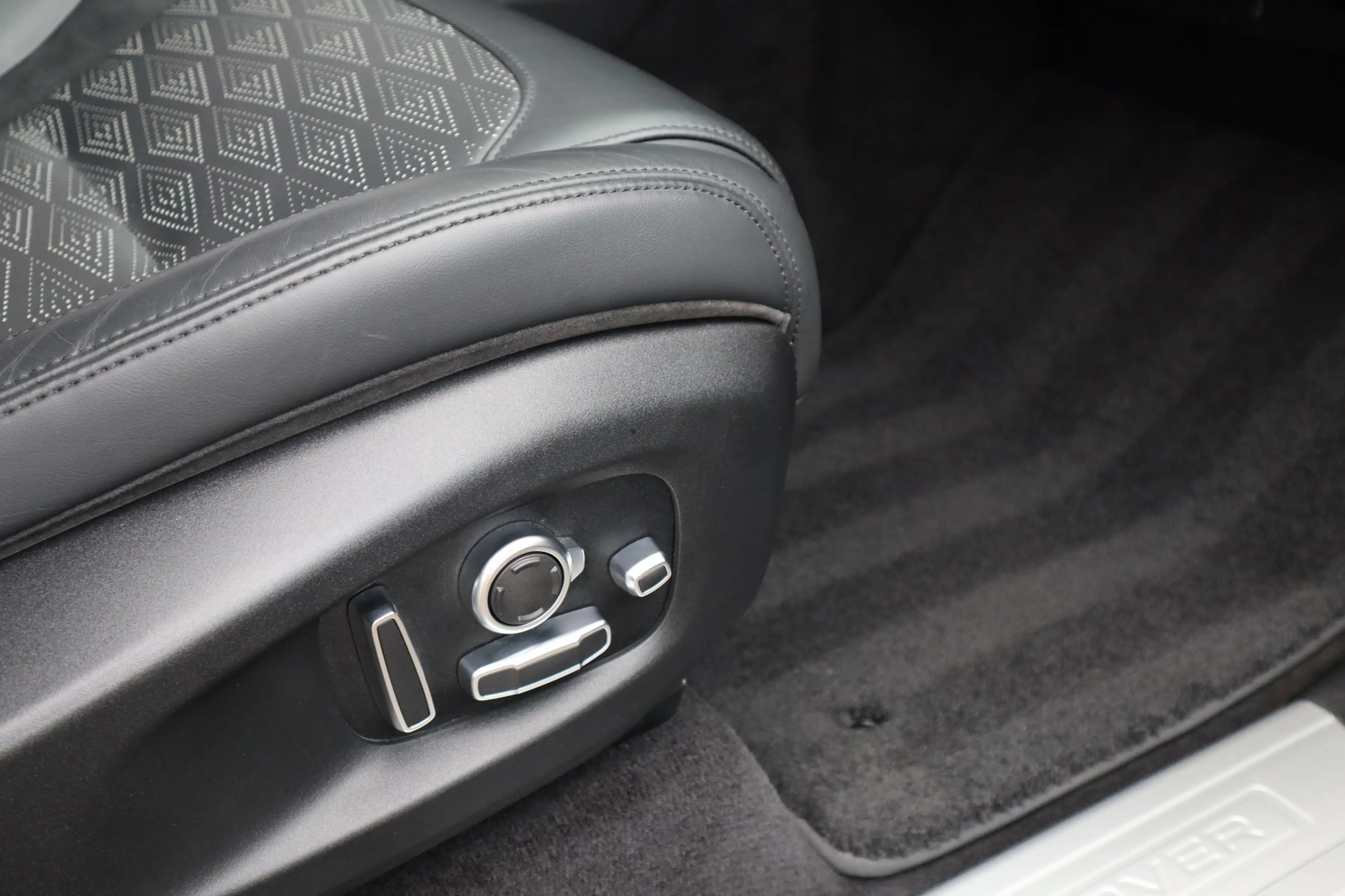Land Rover Range Rover Sport P575 SVR | Carbon interieur, Meridian Audio, Adapt — photo 15