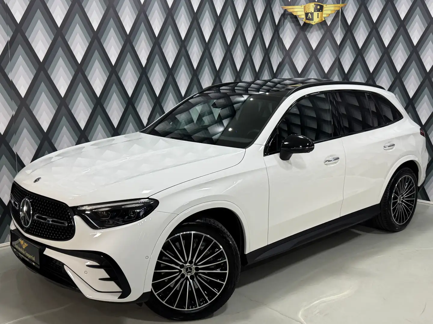 Mercedes-Benz GLC 220 d 4MATIC // AMG LINE // PANO // 1.BESITZ // AHK // Weiß - 2