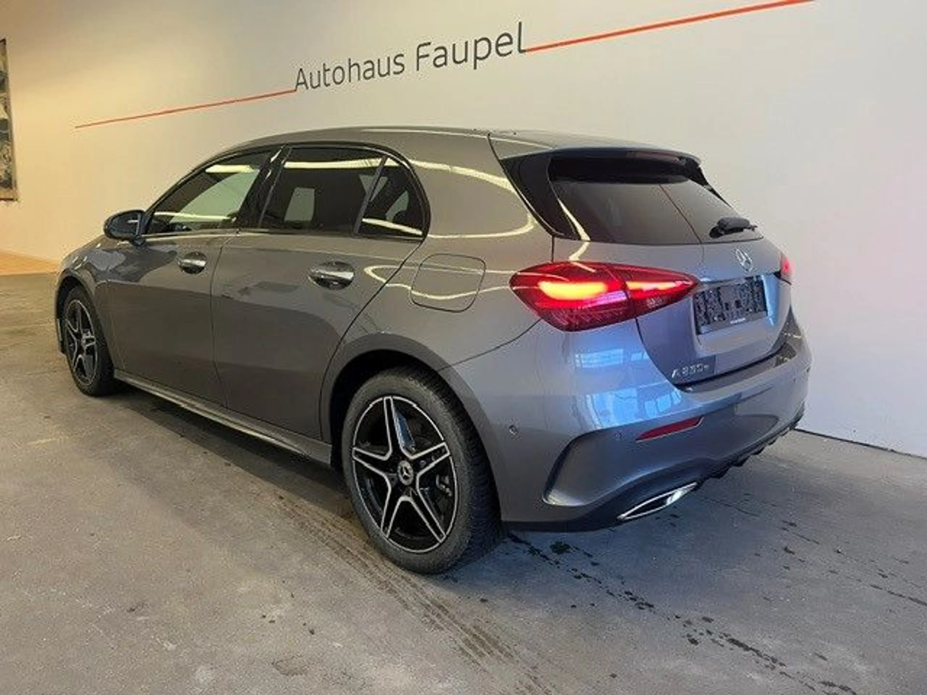 Mercedes-Benz A 250 e AMG-Line Panorama Distronic Keyless Go — photo 3