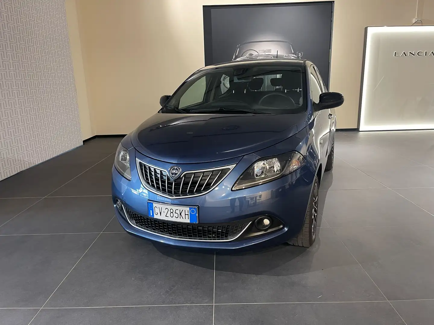 Lancia Ypsilon Ypsilon My24 1.0 Firefly 70 CvStart&Stop Hybrid Or Azul - 1