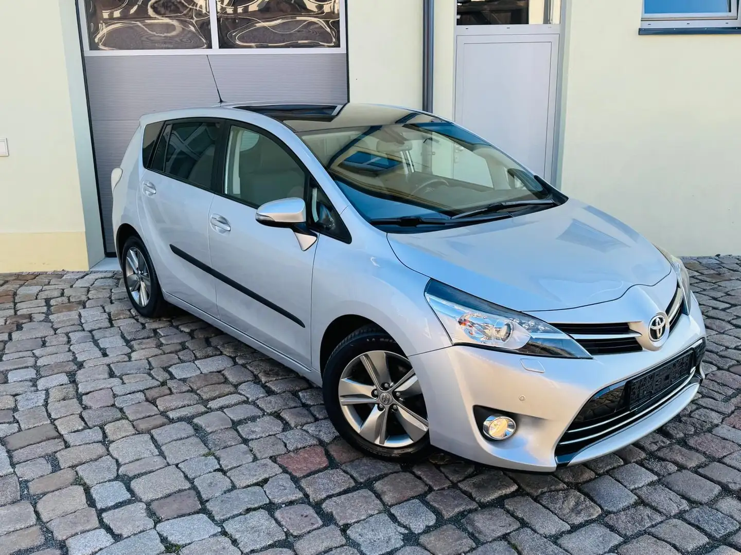 Toyota Verso 1.6 Executive +DAB+NAVI+X+STANDHEIZUNG+ Silber - 2