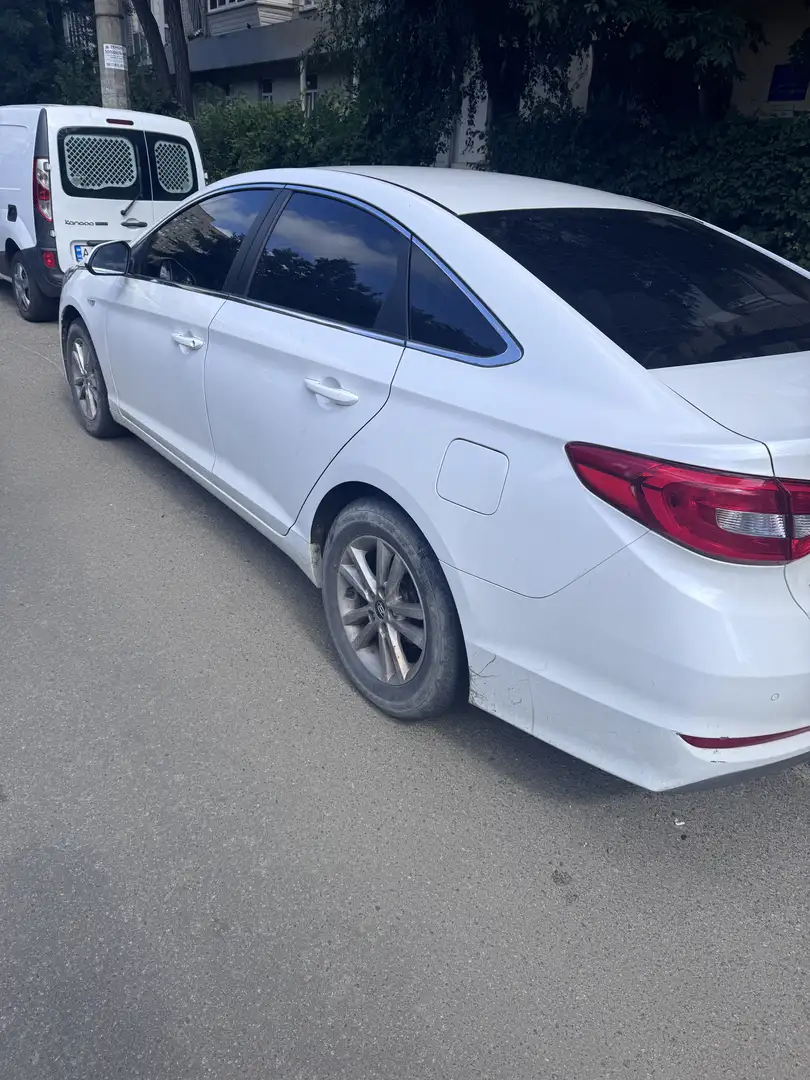 Hyundai SONATA 2.0 Белый - 2
