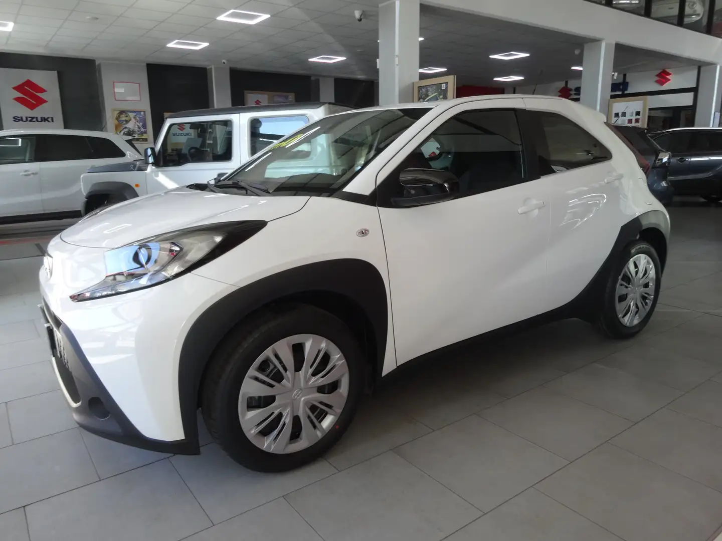 Toyota Aygo X 1.0 Active 72cv Km 0  "10 Unità" Bianco - 2