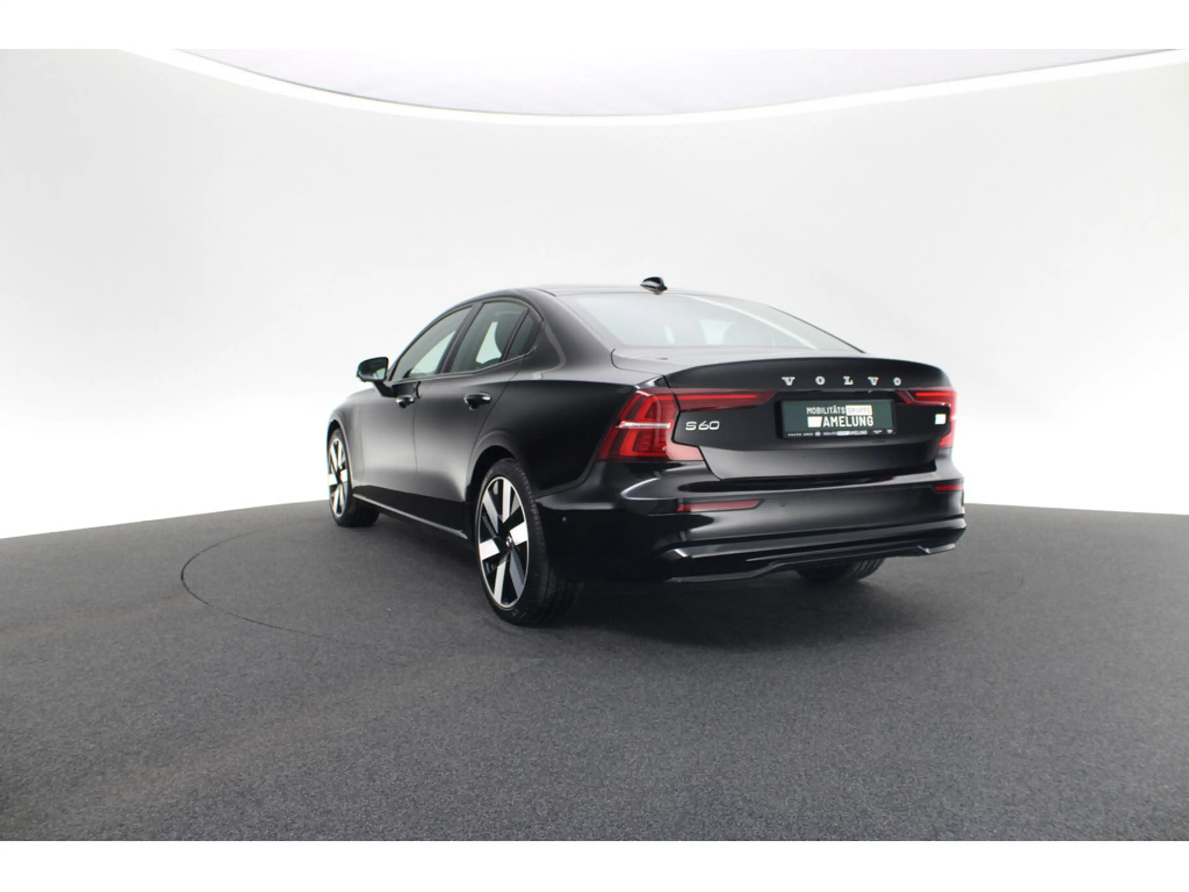 Volvo S60 T8 Ultimate Dark Recharge Plug-In Hybrid AWD — photo 3